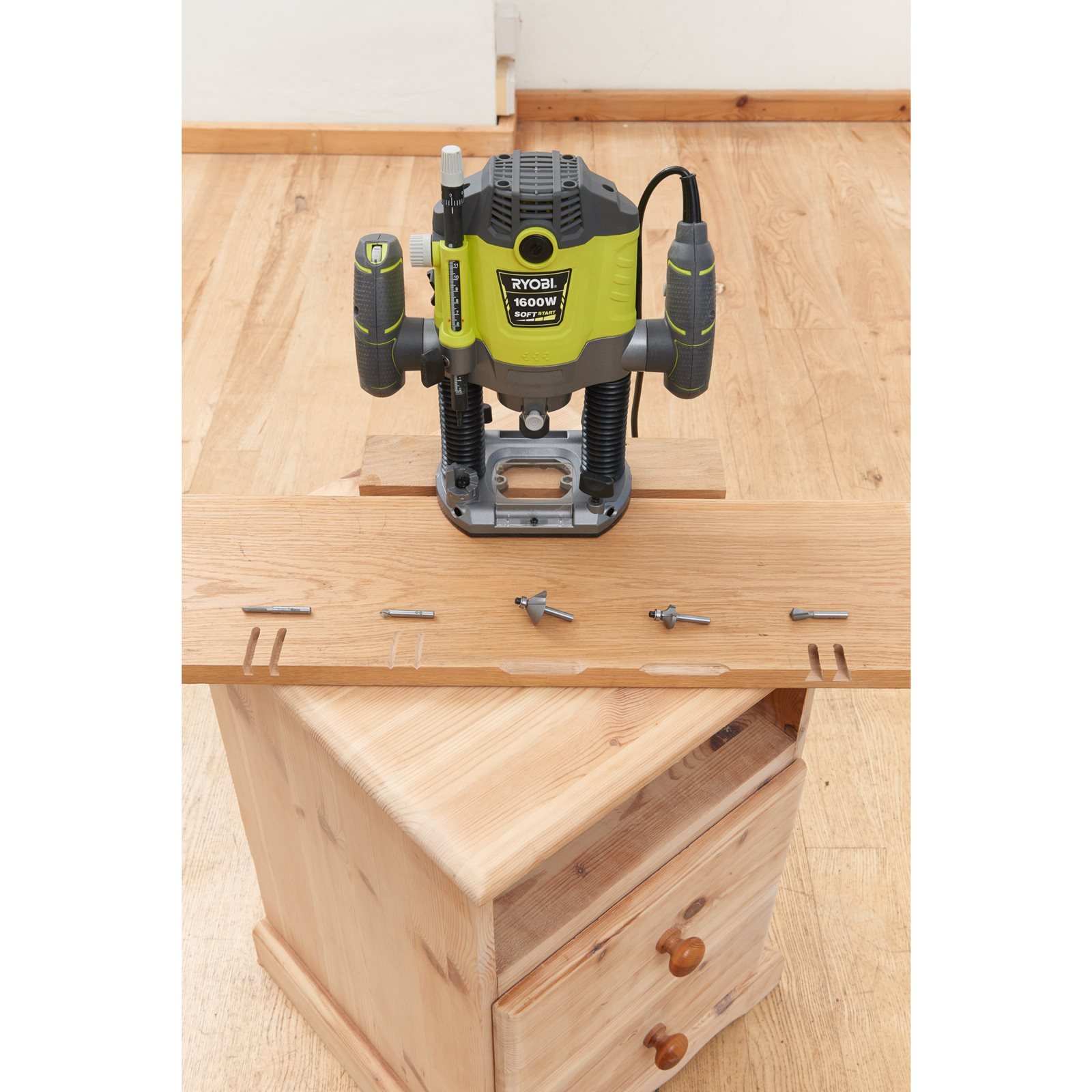 Mașină de frezat electrică 1600 W Ryobi RRT1600-K - in utilizare 5