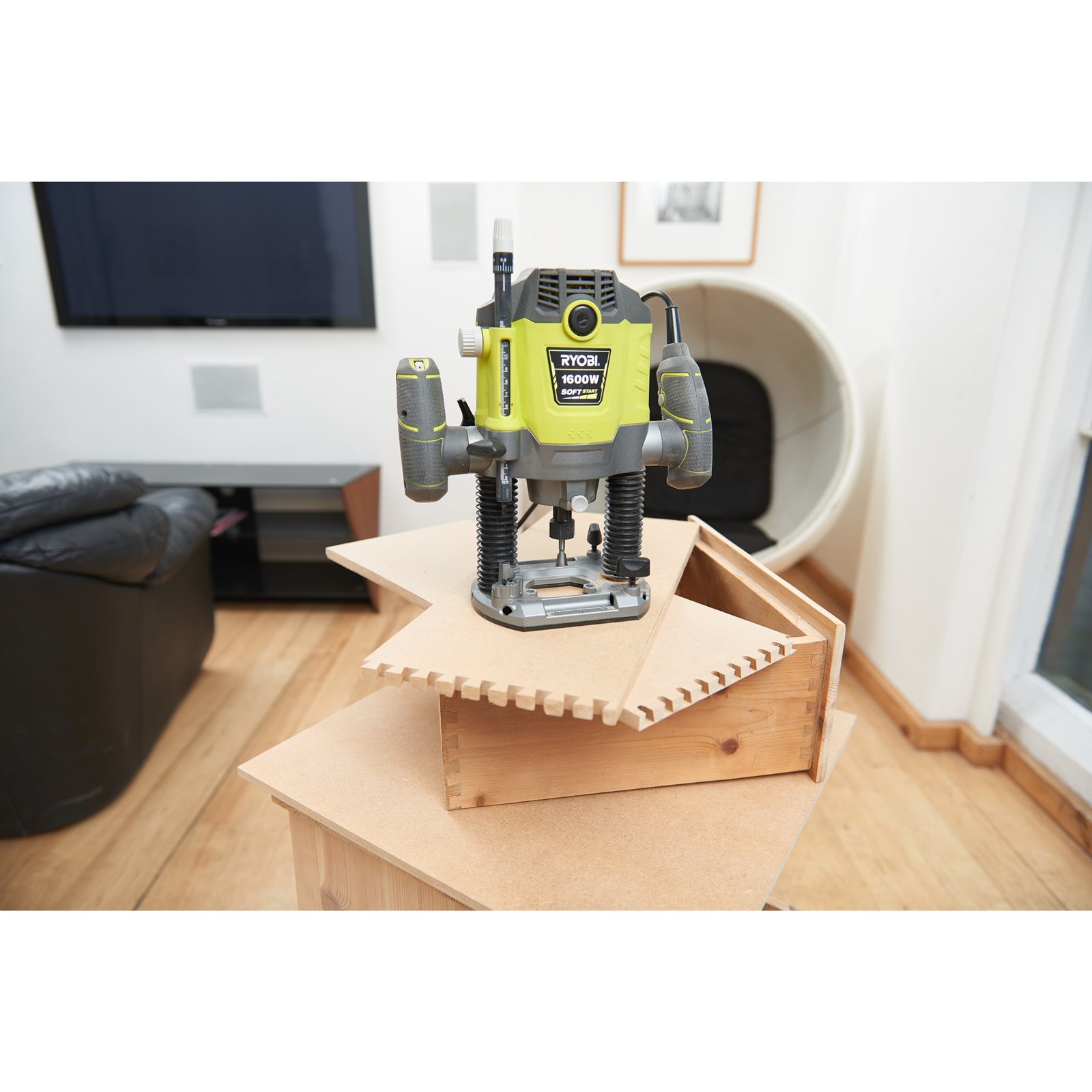 Mașină de frezat electrică 1600 W Ryobi RRT1600-K - in utilizare 6