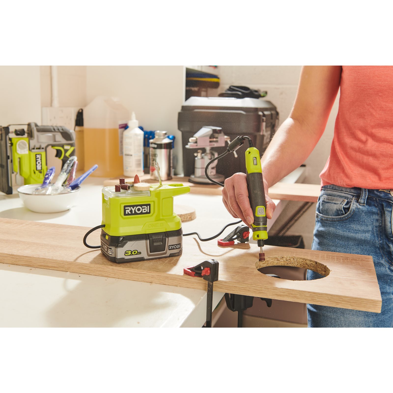 Unealtă rotativa 18V ONE+ Ryobi RRT18-0 - in utilizare 2