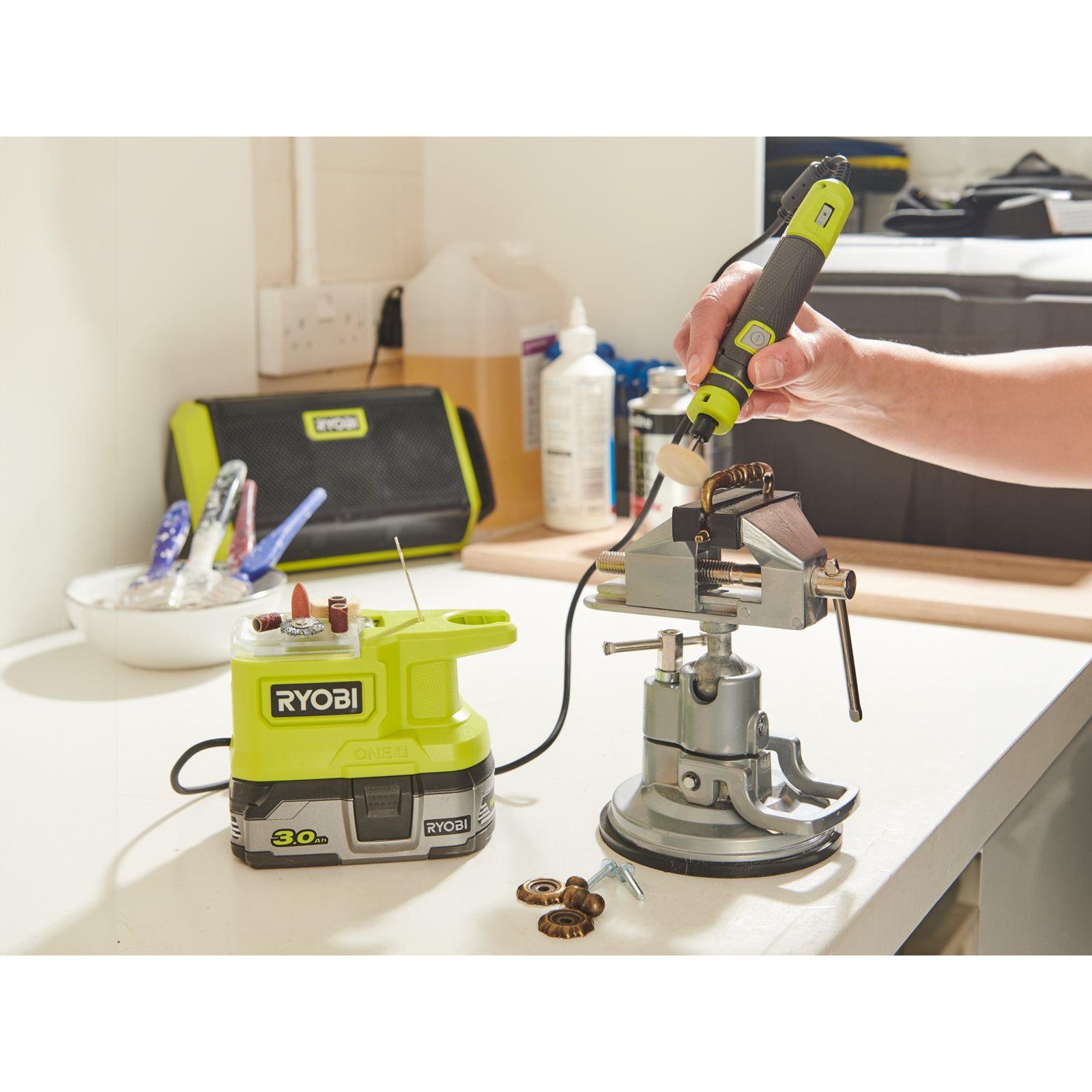 Unealtă rotativa 18V ONE+ Ryobi RRT18-0 - in utilizare 3