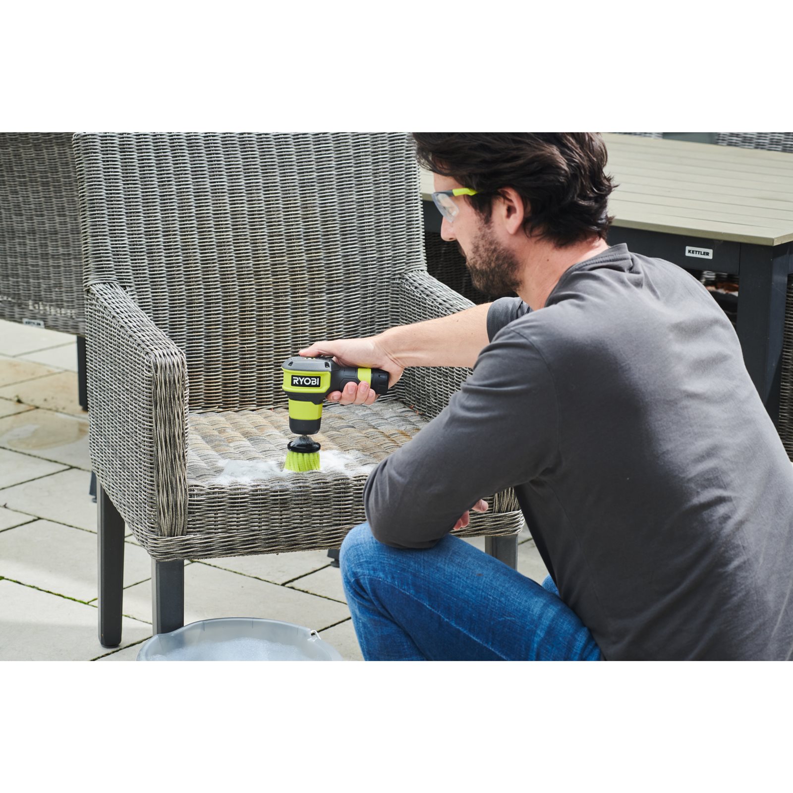 Perie electrică USB Lithium 4V (1x 2,0Ah) Ryobi RSCR4-120G - in utilizare 1