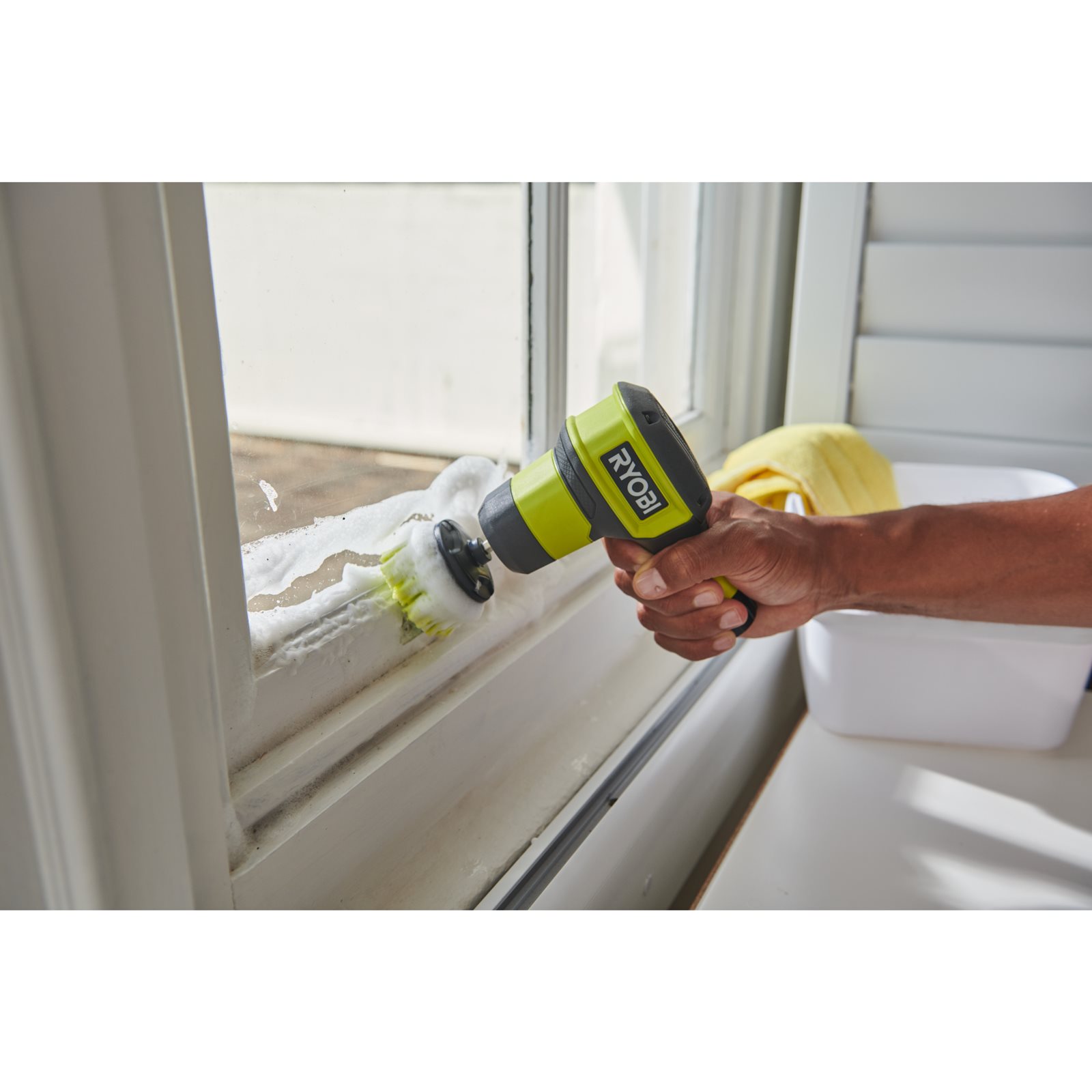 Perie electrică USB Lithium 4V (1x 2,0Ah) Ryobi RSCR4-120G - in utilizare 2