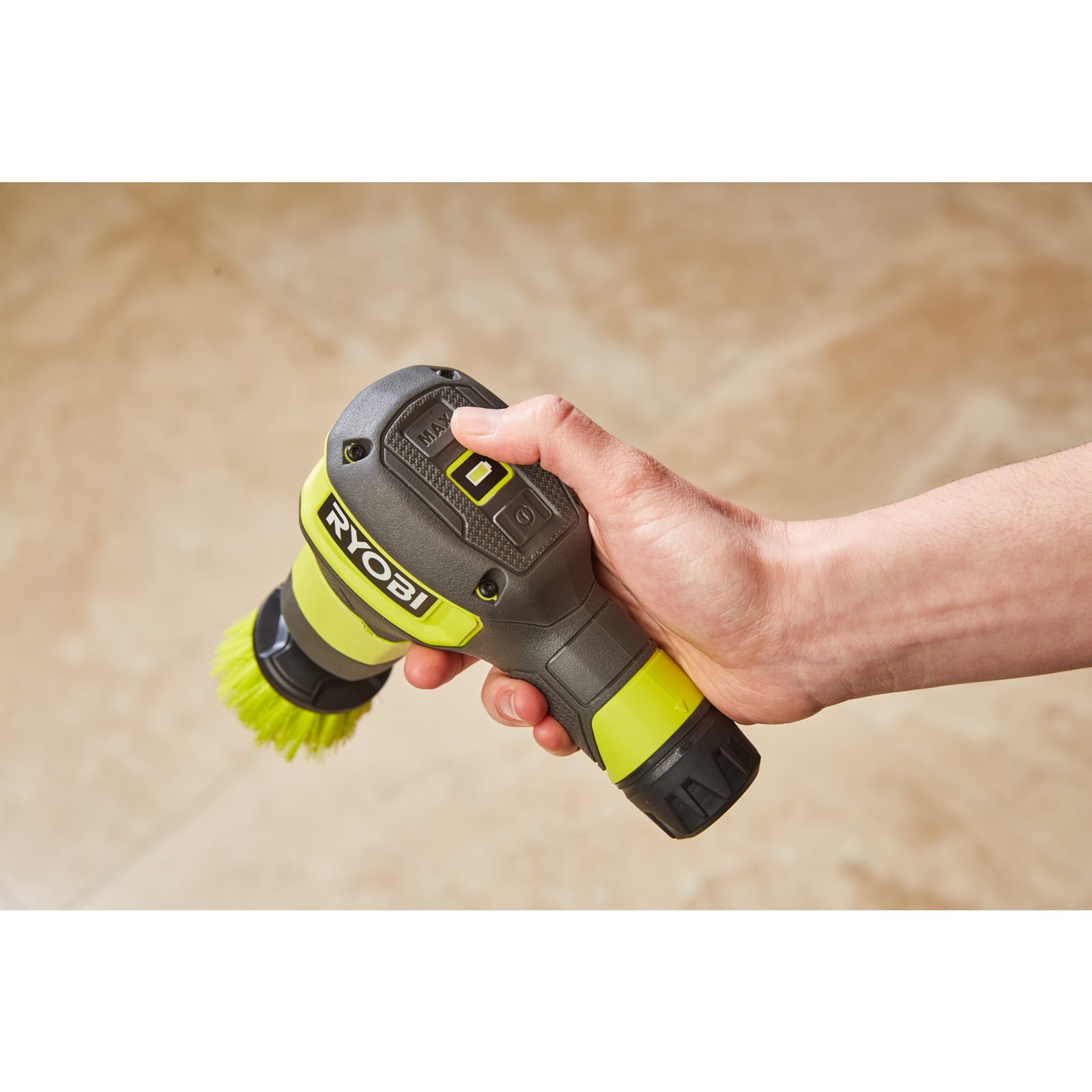 Perie electrică USB Lithium 4V (1x 2,0Ah) Ryobi RSCR4-120G - in utilizare 3