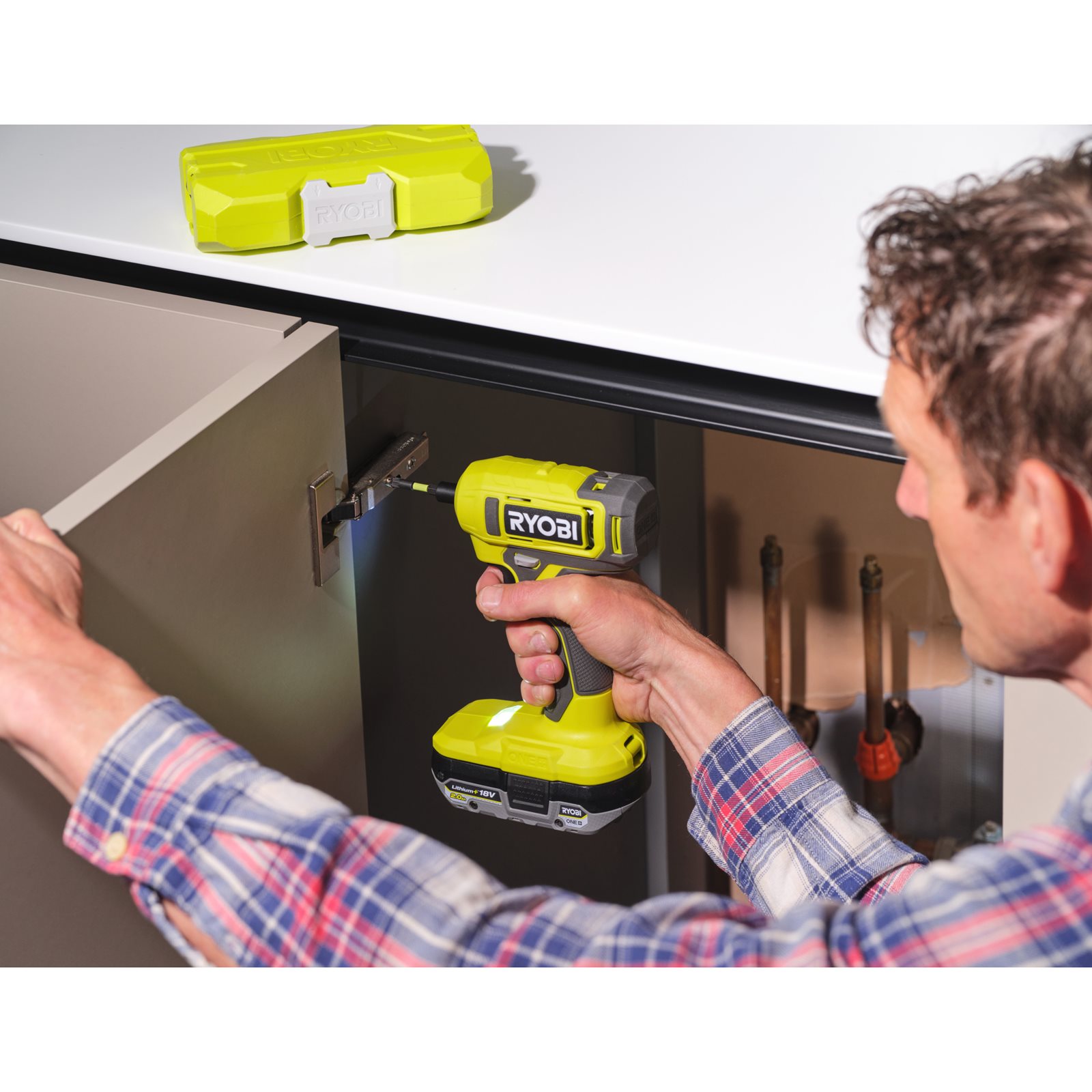 Mașini de înșurubat Ryobi RSD18-0 - in utilizare 1