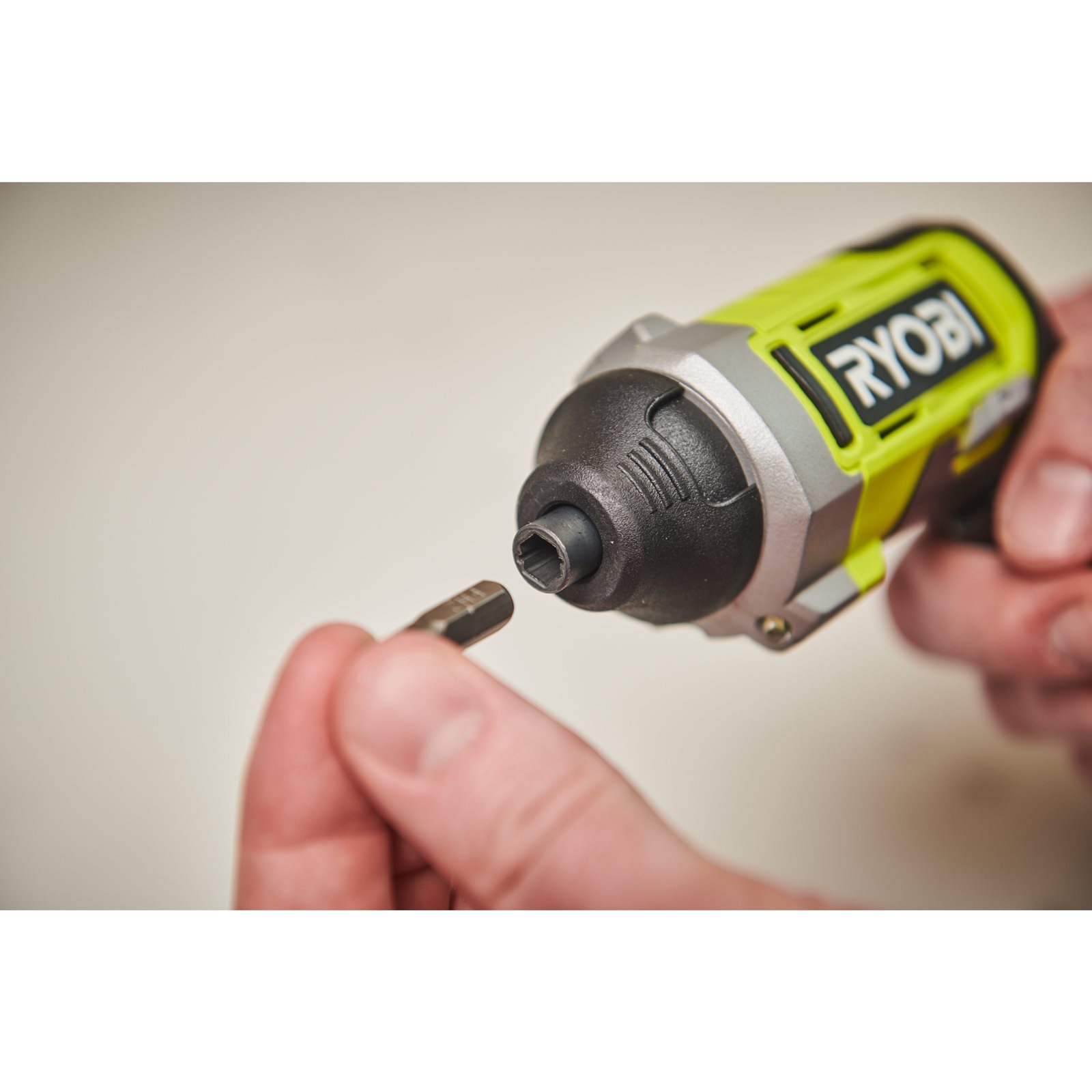Șurubelniță electrică USB Lithium 4V (1x 2,0Ah) Ryobi RSD4-120T - in utilizare 2
