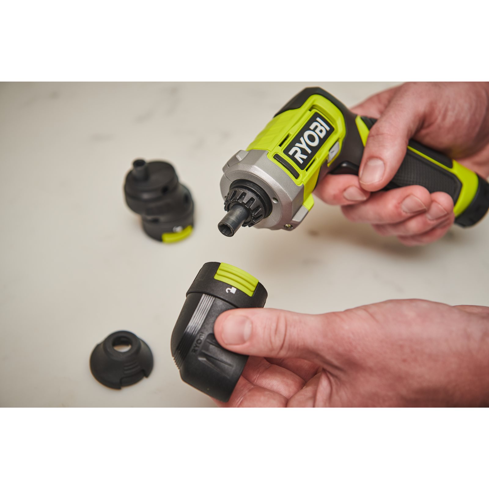 Șurubelniță electrică USB Lithium 4V (1x 2,0Ah) Ryobi RSD4-120T - in utilizare 3