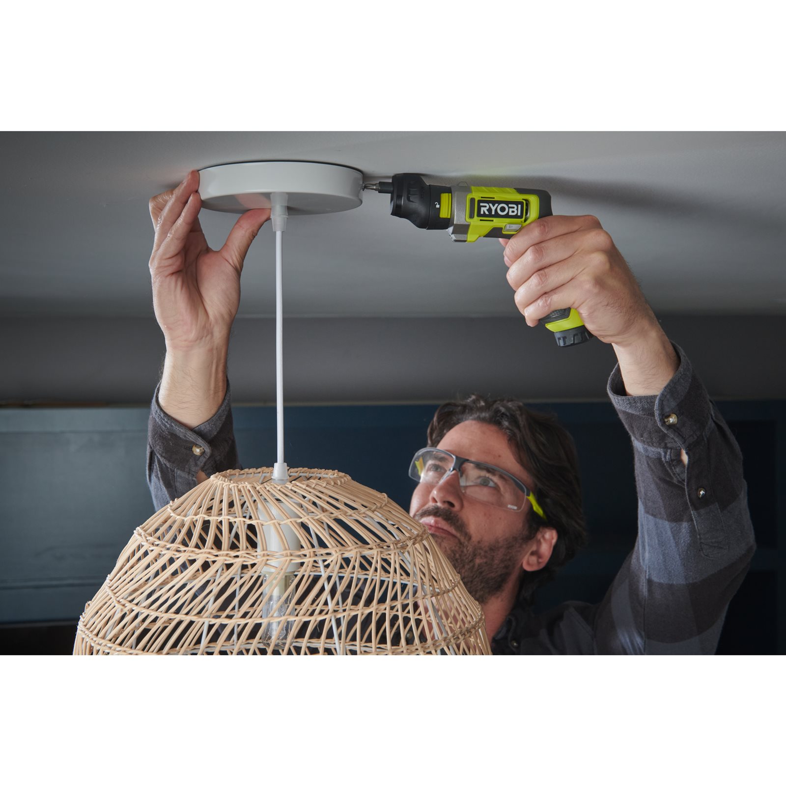 Șurubelniță electrică USB Lithium 4V (1x 2,0Ah) Ryobi RSD4-120T - in utilizare 5