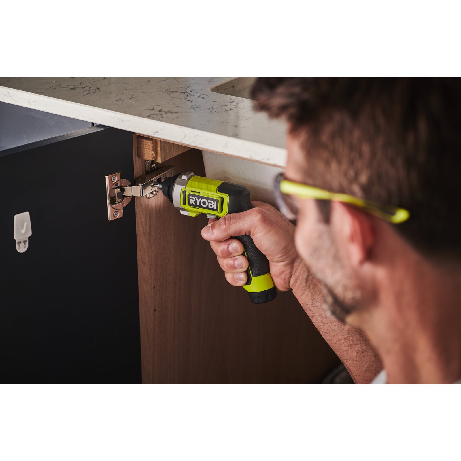 Șurubelniță electrică USB Lithium 4V (1x 2,0Ah) Ryobi RSD4-120T - in utilizare 6