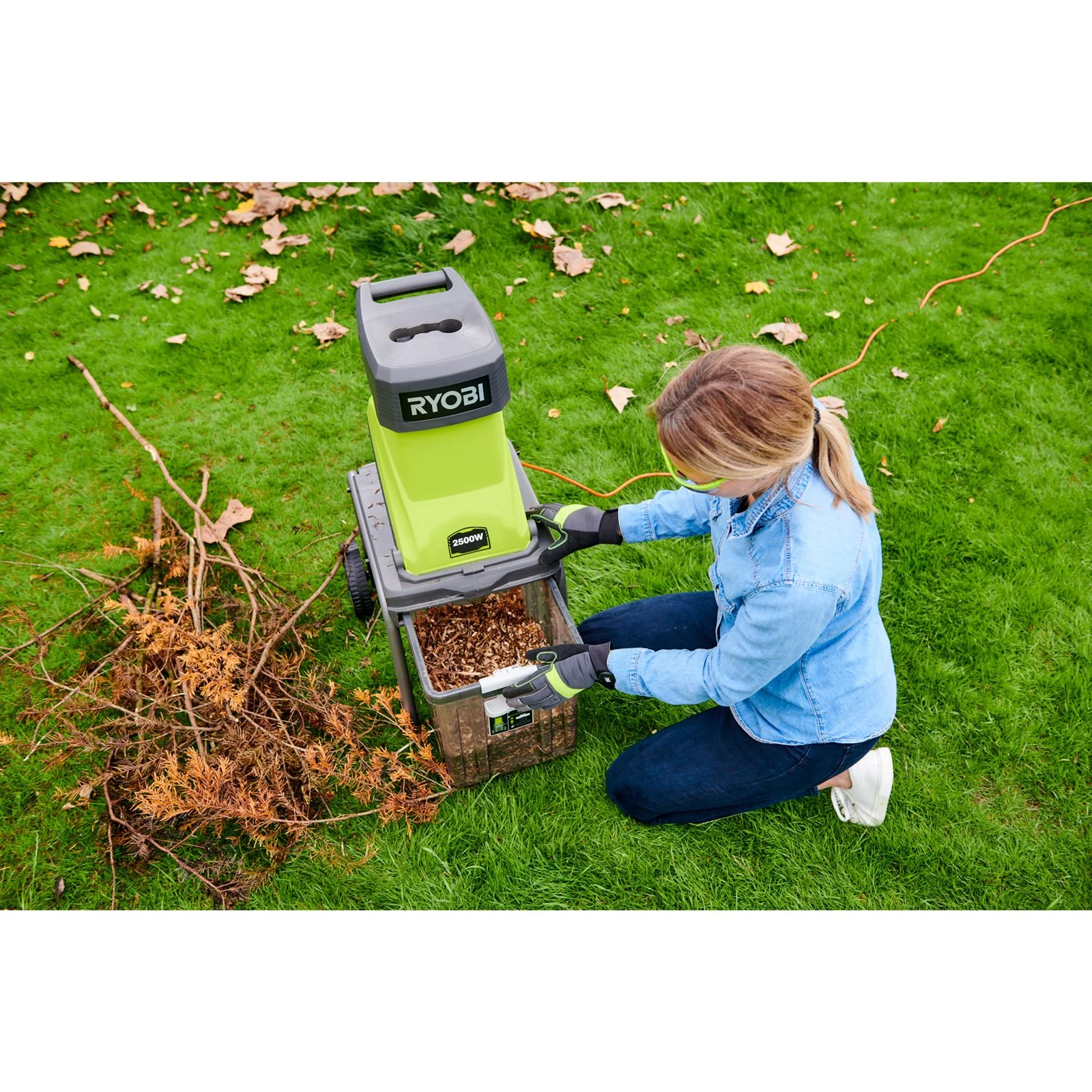 Mașină cu impact cu funcție de tocare/mărunțire, 2500 W, capacitate de tăiere 45 mm Ryobi RSH2545B - in utilizare 1