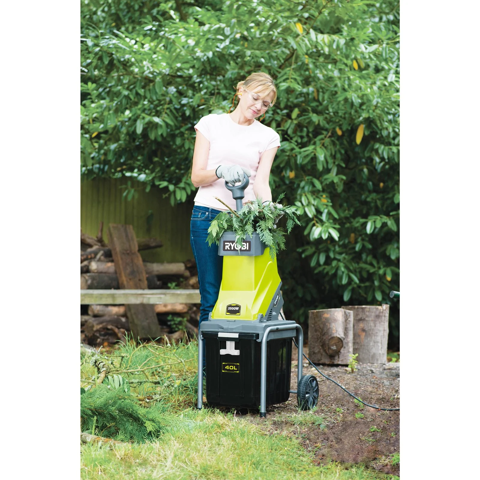 Mașină cu impact cu funcție de tocare/mărunțire, 2500 W, capacitate de tăiere 45 mm Ryobi RSH2545B - in utilizare 2