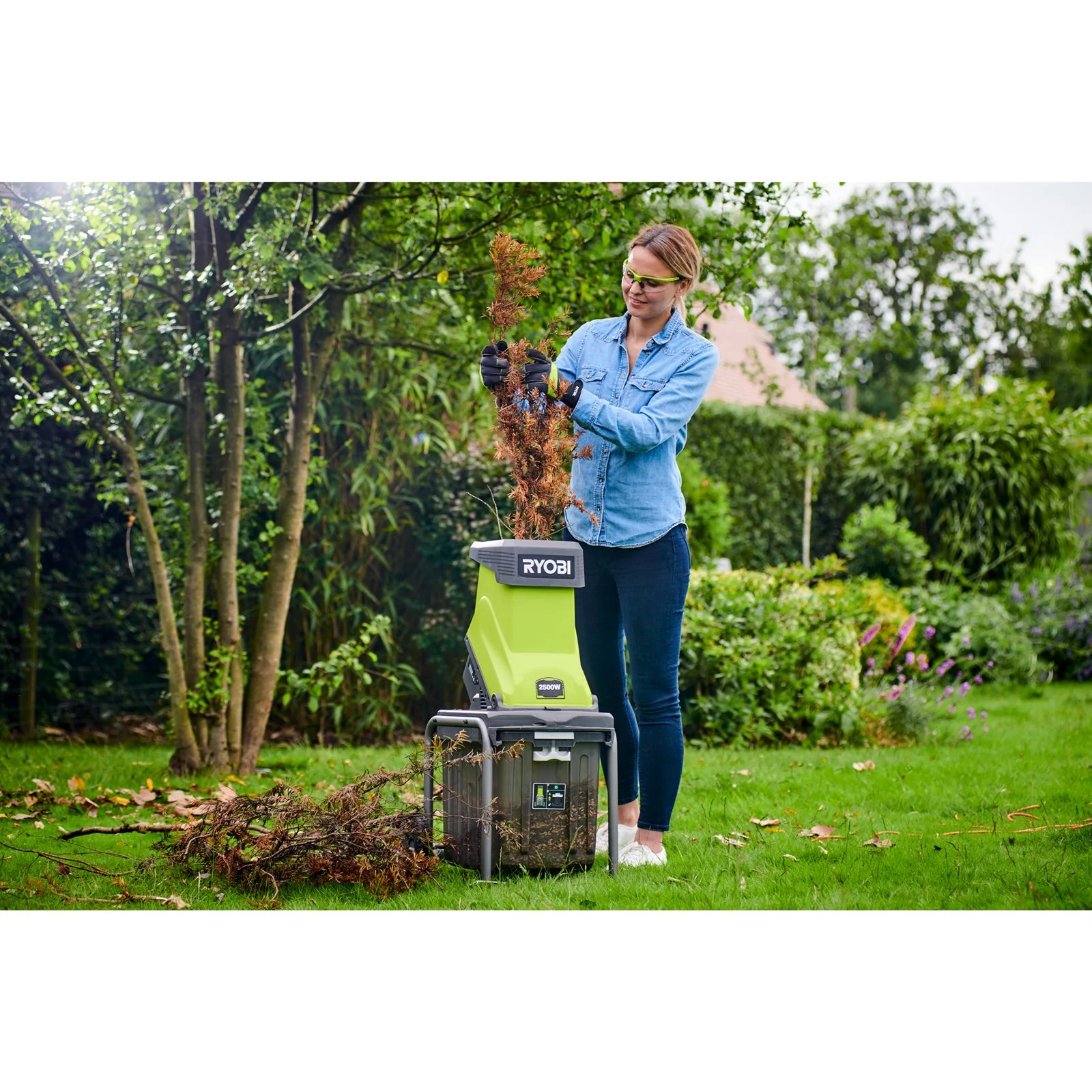 Mașină cu impact cu funcție de tocare/mărunțire, 2500 W, capacitate de tăiere 45 mm Ryobi RSH2545B - in utilizare 3