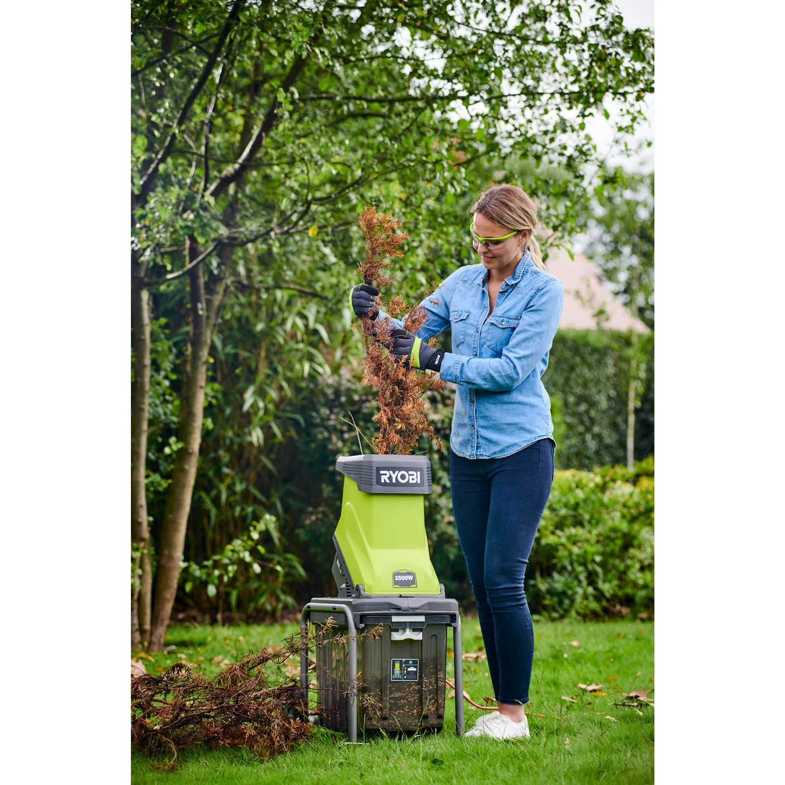 Mașină cu impact cu funcție de tocare/mărunțire, 2500 W, capacitate de tăiere 45 mm Ryobi RSH2545B - in utilizare 6