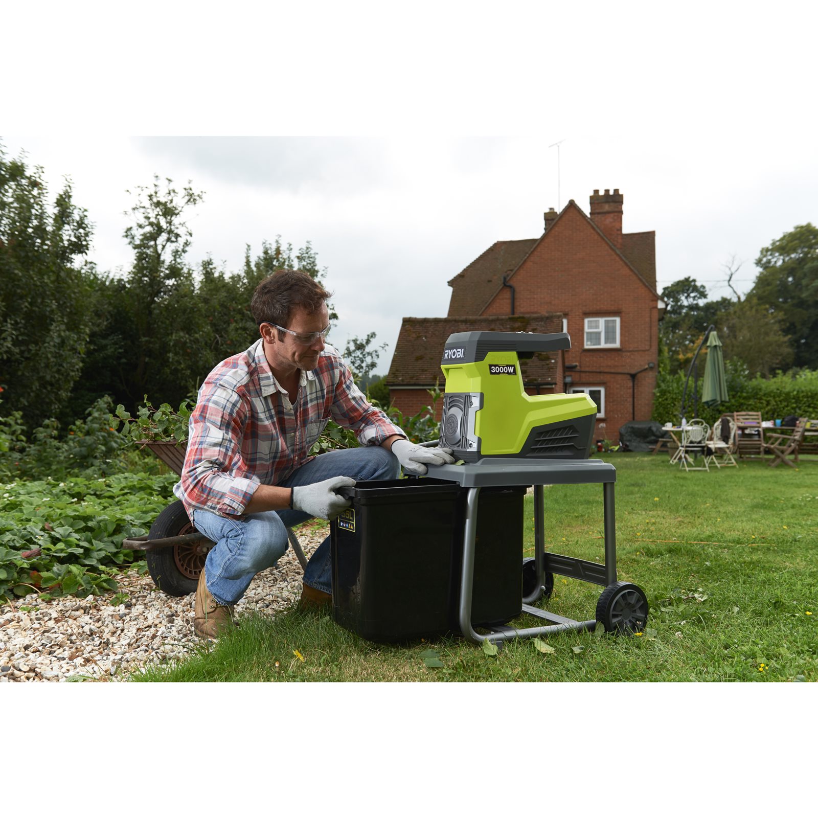 Mărunțitor silențios de 3000W, capacitate de tăiere 45mm Ryobi RSH3045U - in utilizare 2