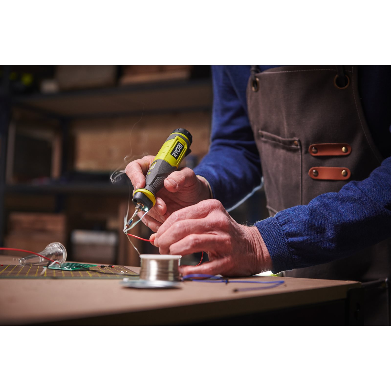 Fier de lipit USB Lithium 4V (1 x 2.0Ah) Ryobi RSI4-120G - in utilizare 4