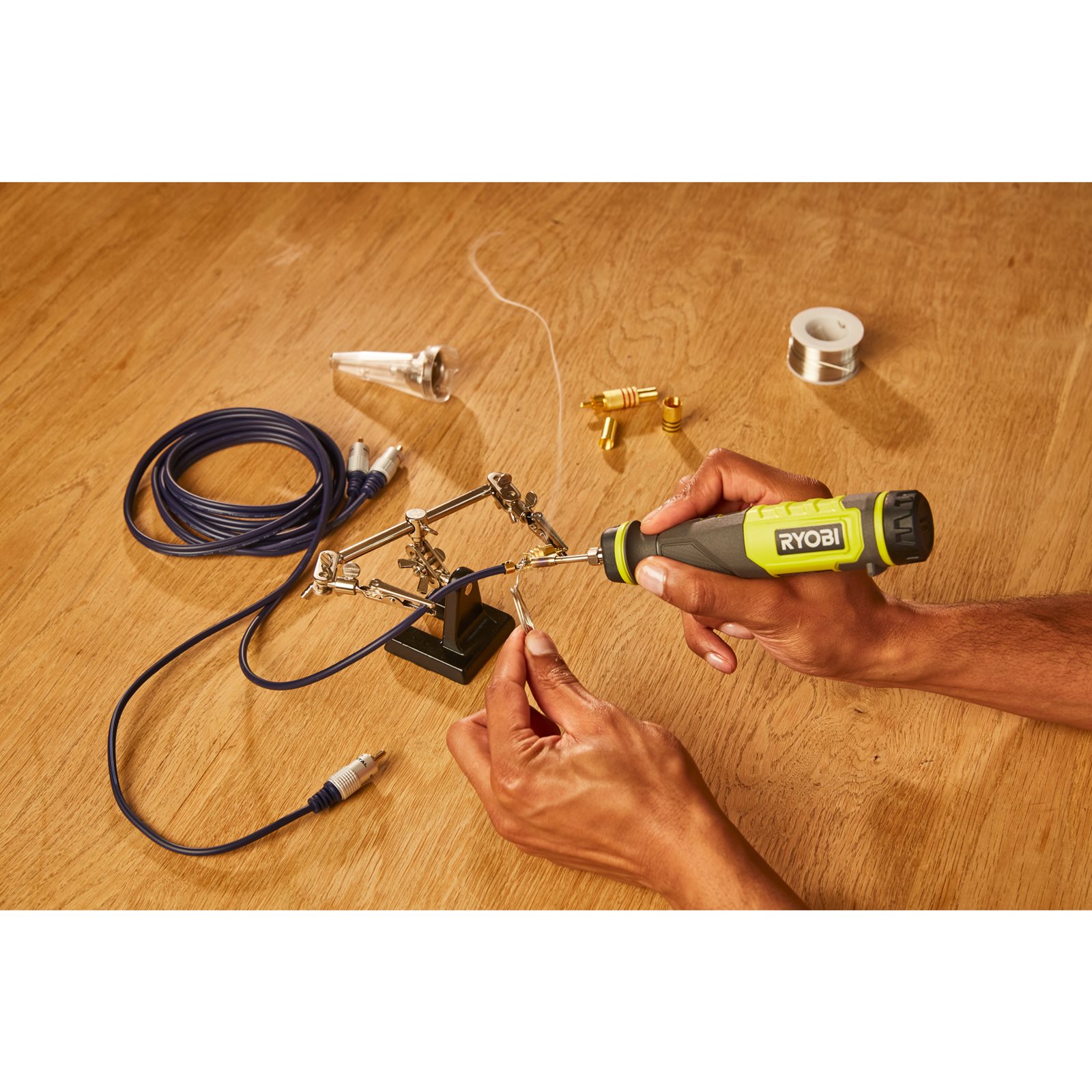 Fier de lipit USB Lithium 4V (1 x 2.0Ah) Ryobi RSI4-120G - in utilizare 5