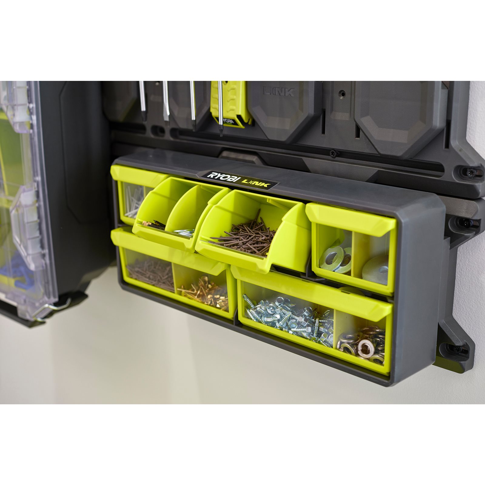 Organizator de piese mici montat pe perete Ryobi RSLW309 - in utilizare 1