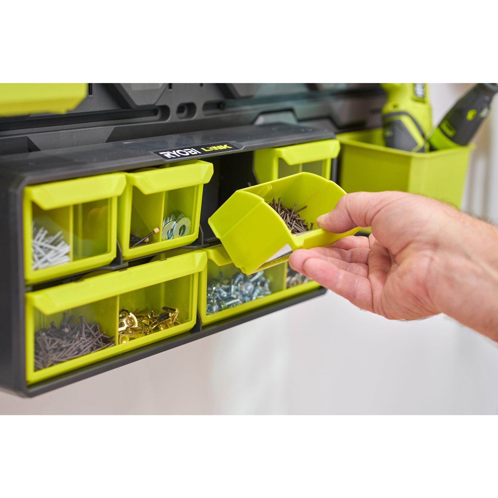 Organizator de piese mici montat pe perete Ryobi RSLW309 - in utilizare 2