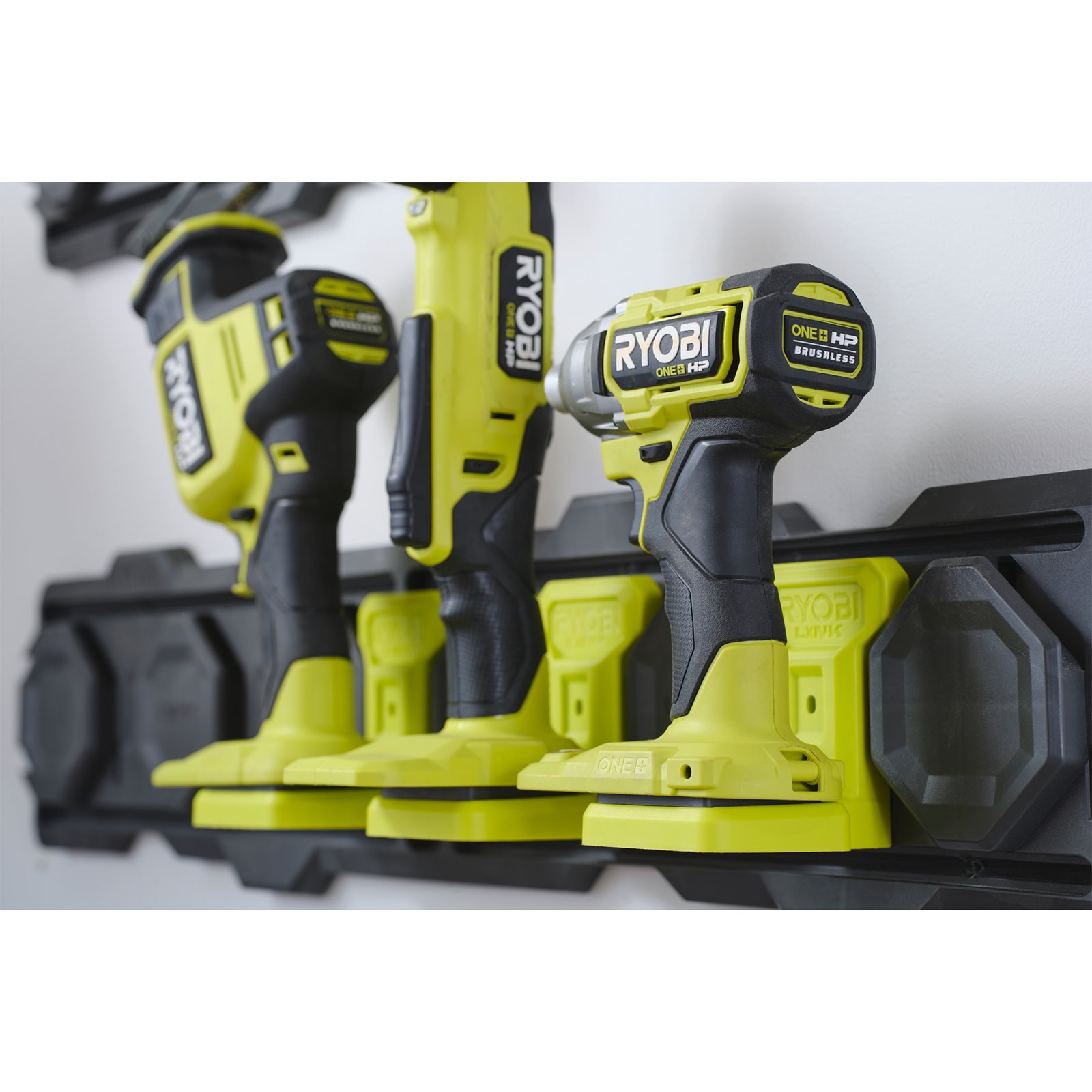 ONE+ Suport pentru tijă Ryobi RSLW817 - in utilizare 1