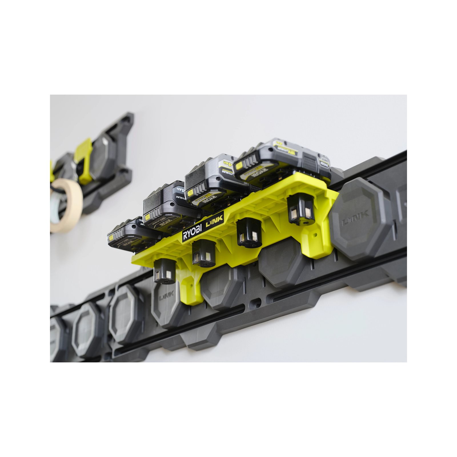 Raft pentru baterii ONE+ Ryobi RSLW818 - in utilizare 3