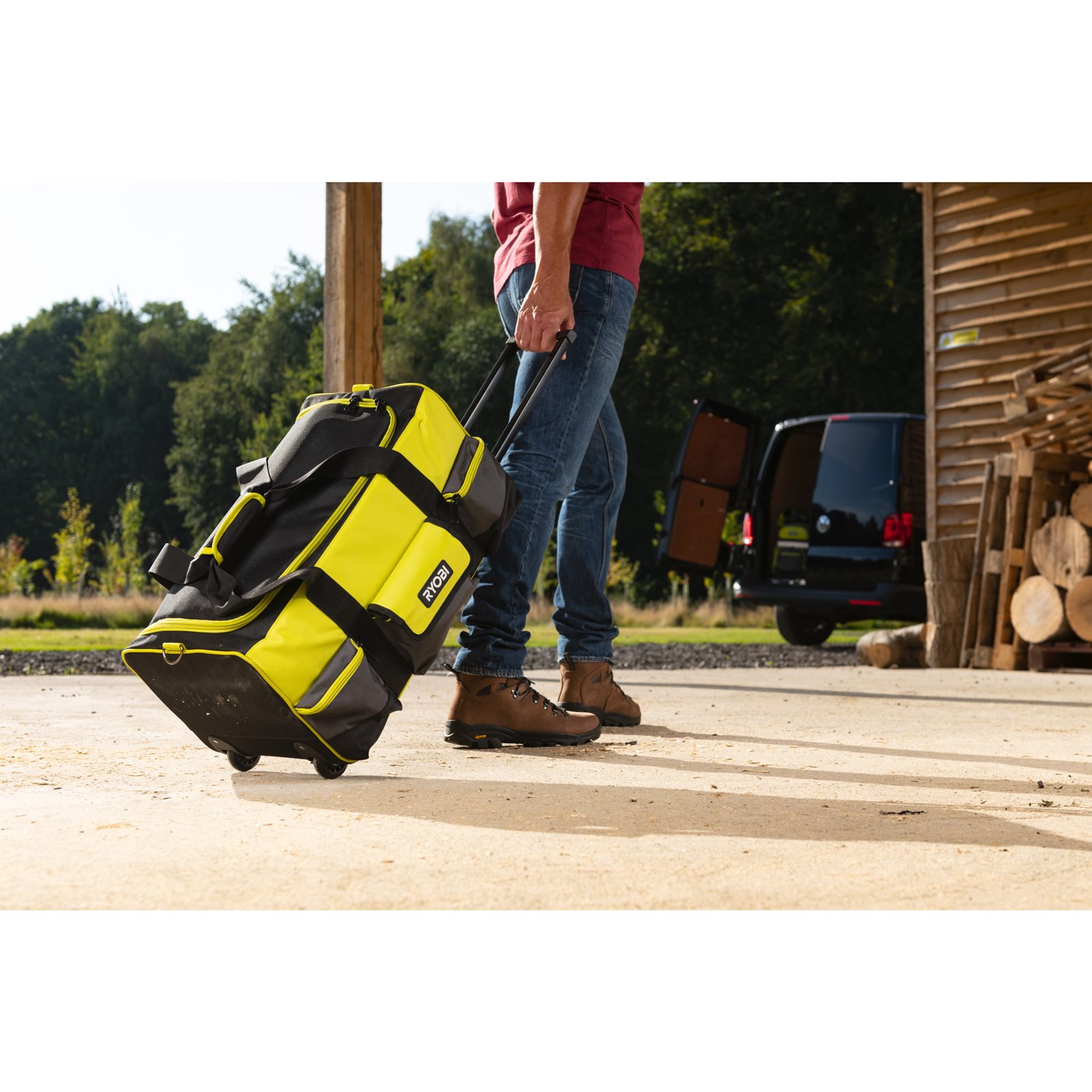 Geantă textilă mare pentru scule 49L cu roți Ryobi RSSLTB2 - in utilizare 1