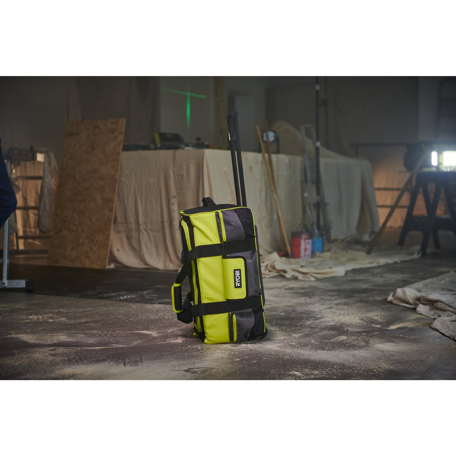 Geantă textilă mare pentru scule 49L cu roți Ryobi RSSLTB2 - in utilizare 2