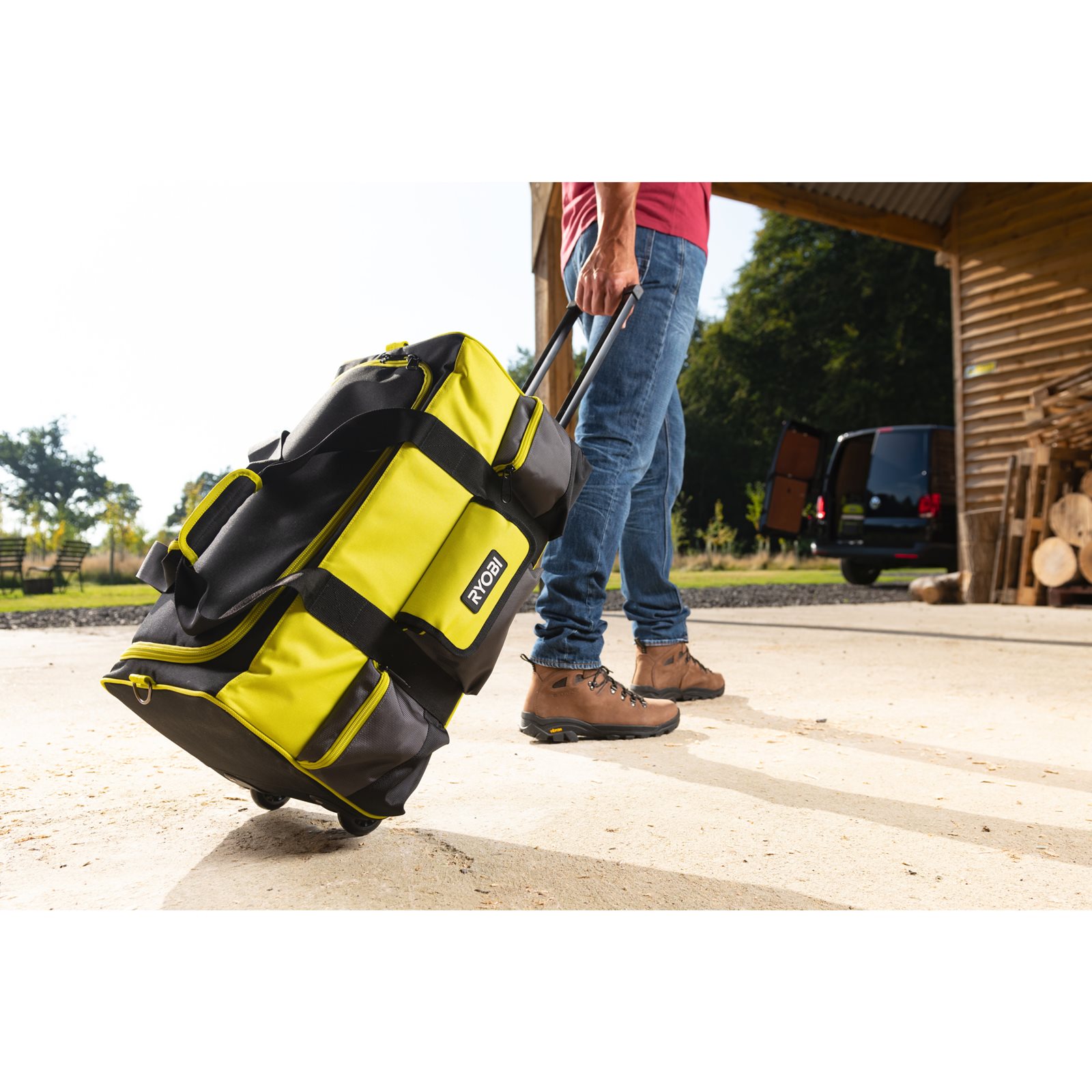 Geantă textilă mare pentru scule 49L cu roți Ryobi RSSLTB2 - in utilizare 3