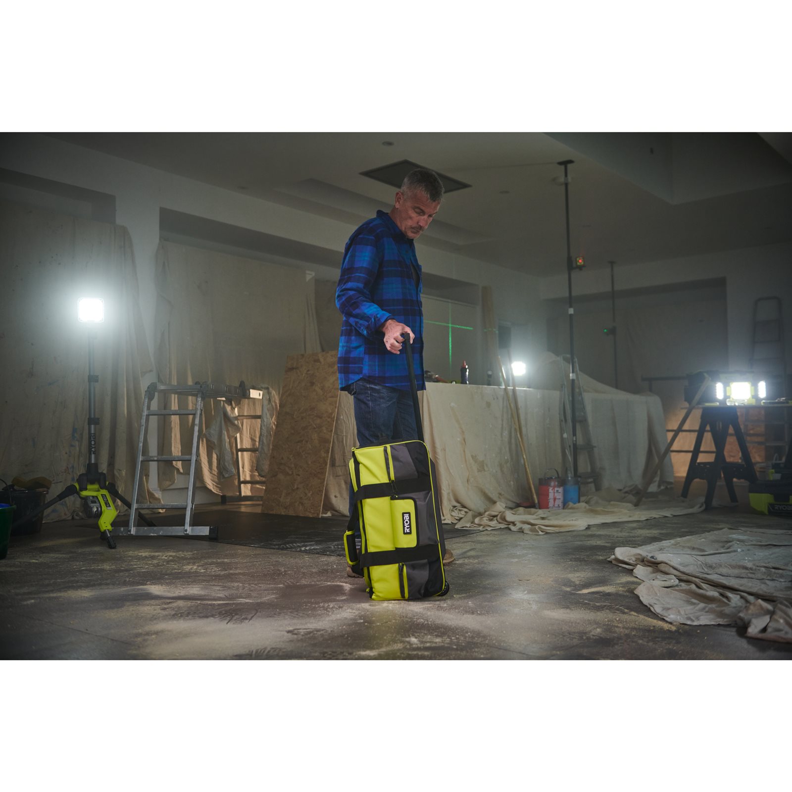 Geantă textilă mare pentru scule 49L cu roți Ryobi RSSLTB2 - in utilizare 4