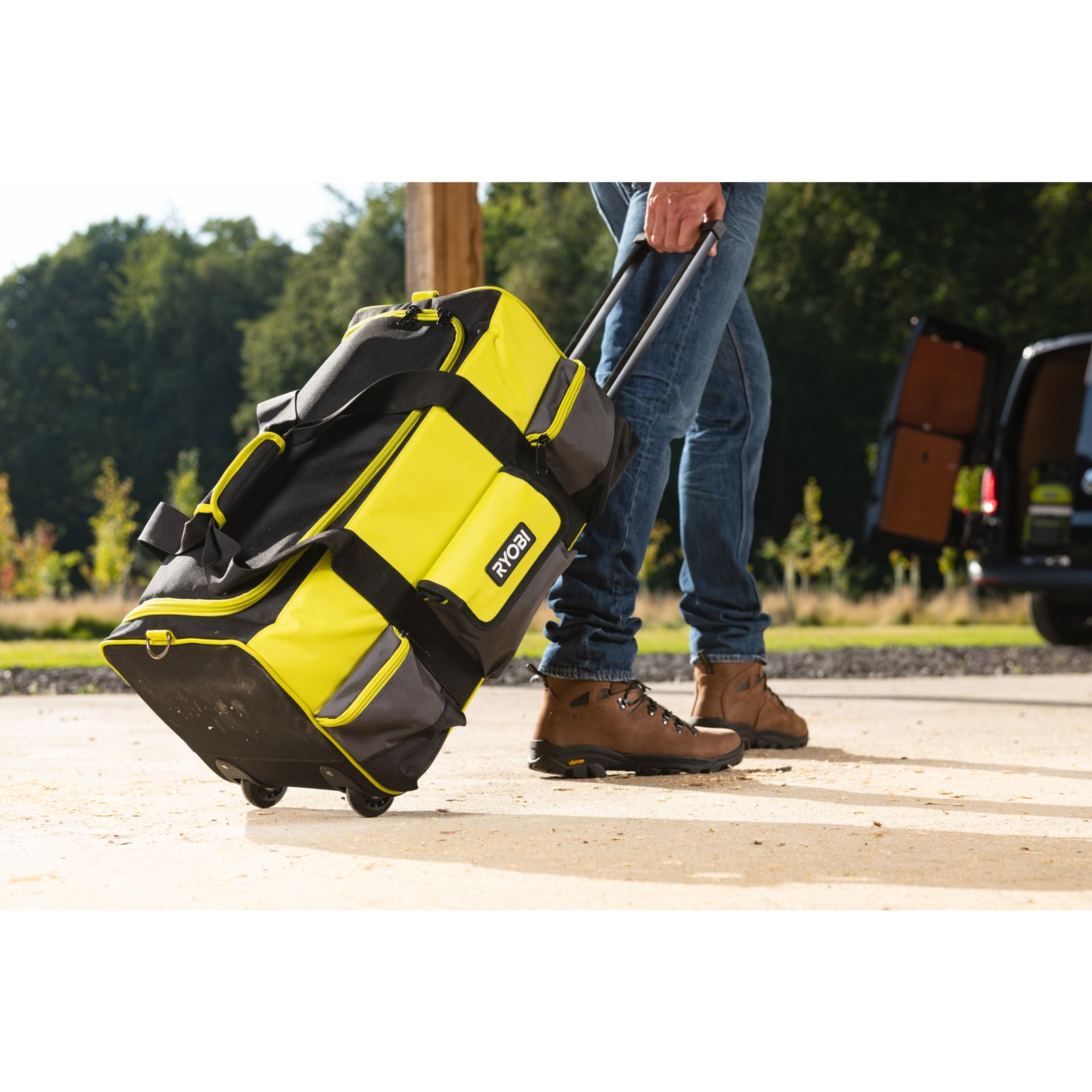 Geantă textilă mare pentru scule 49L cu roți Ryobi RSSLTB2 - in utilizare 5