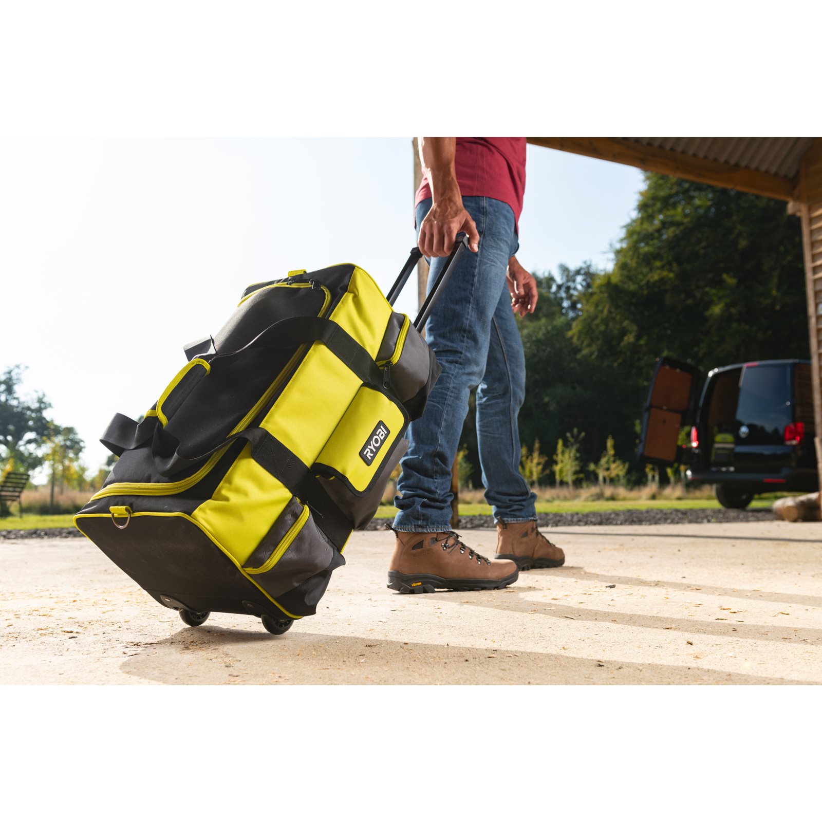 Geantă textilă mare pentru scule 49L cu roți Ryobi RSSLTB2 - in utilizare 6