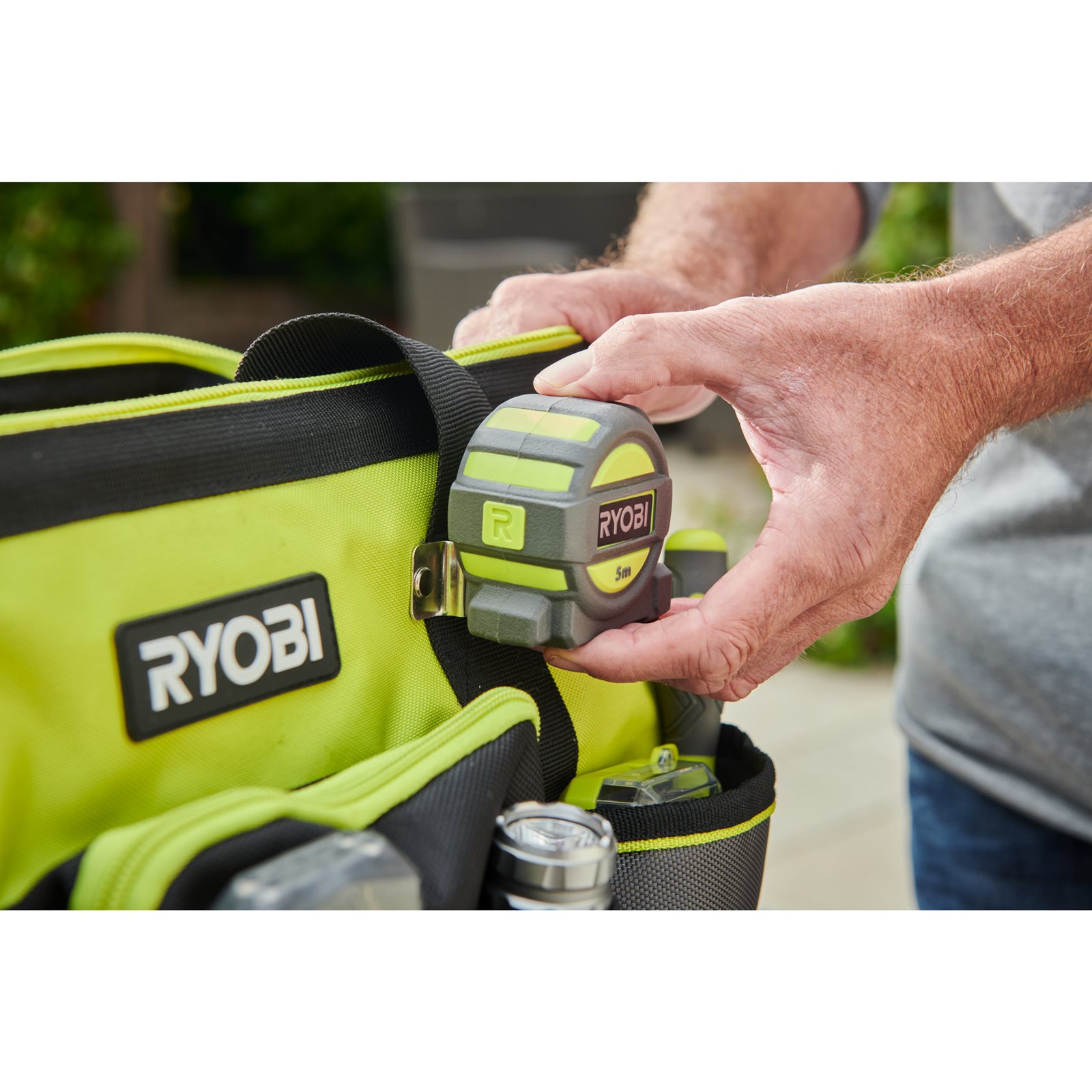 Geantă textilă medie pentru scule 33L Ryobi RSSMTB1 - in utilizare 3