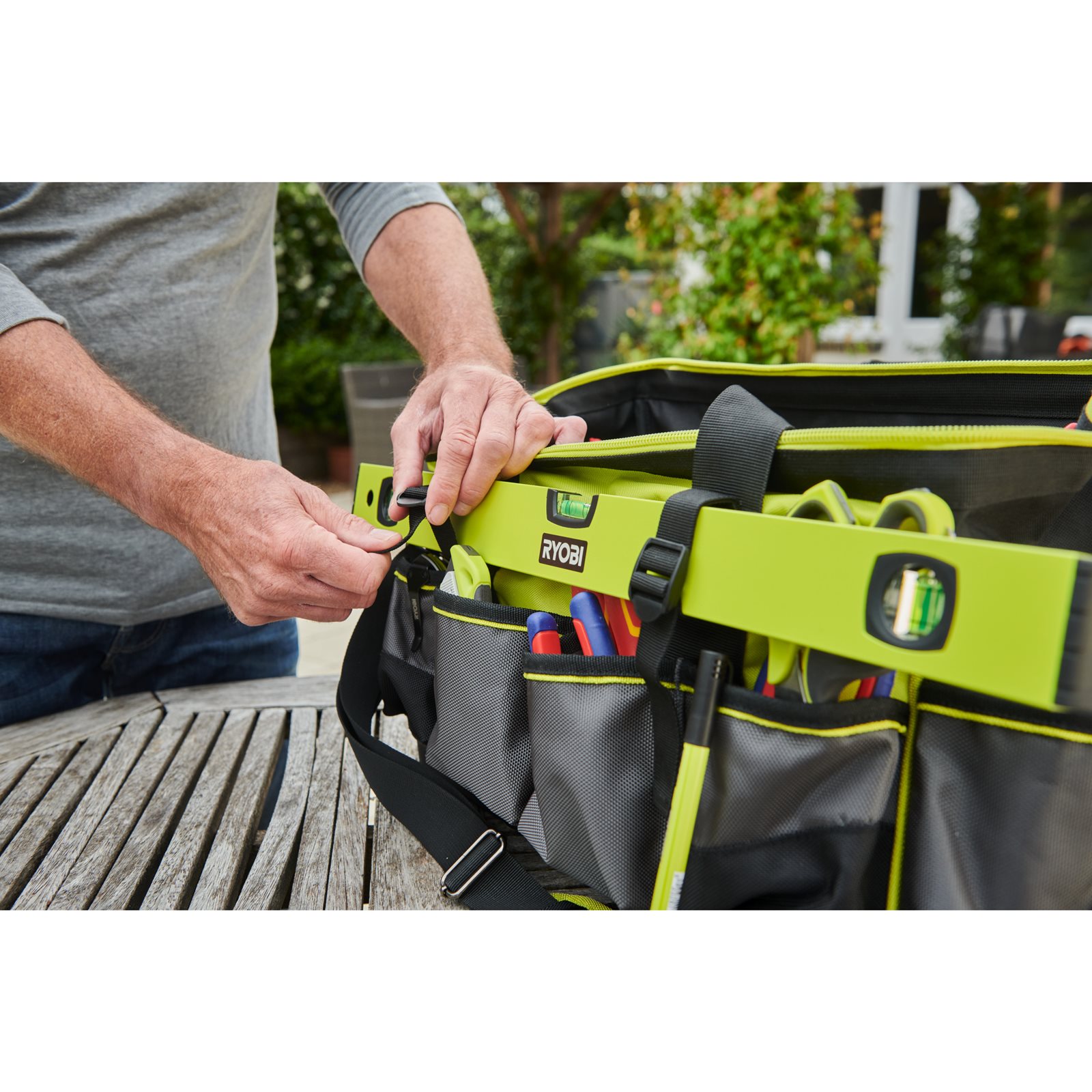 Geantă textilă medie pentru scule 33L Ryobi RSSMTB1 - in utilizare 5