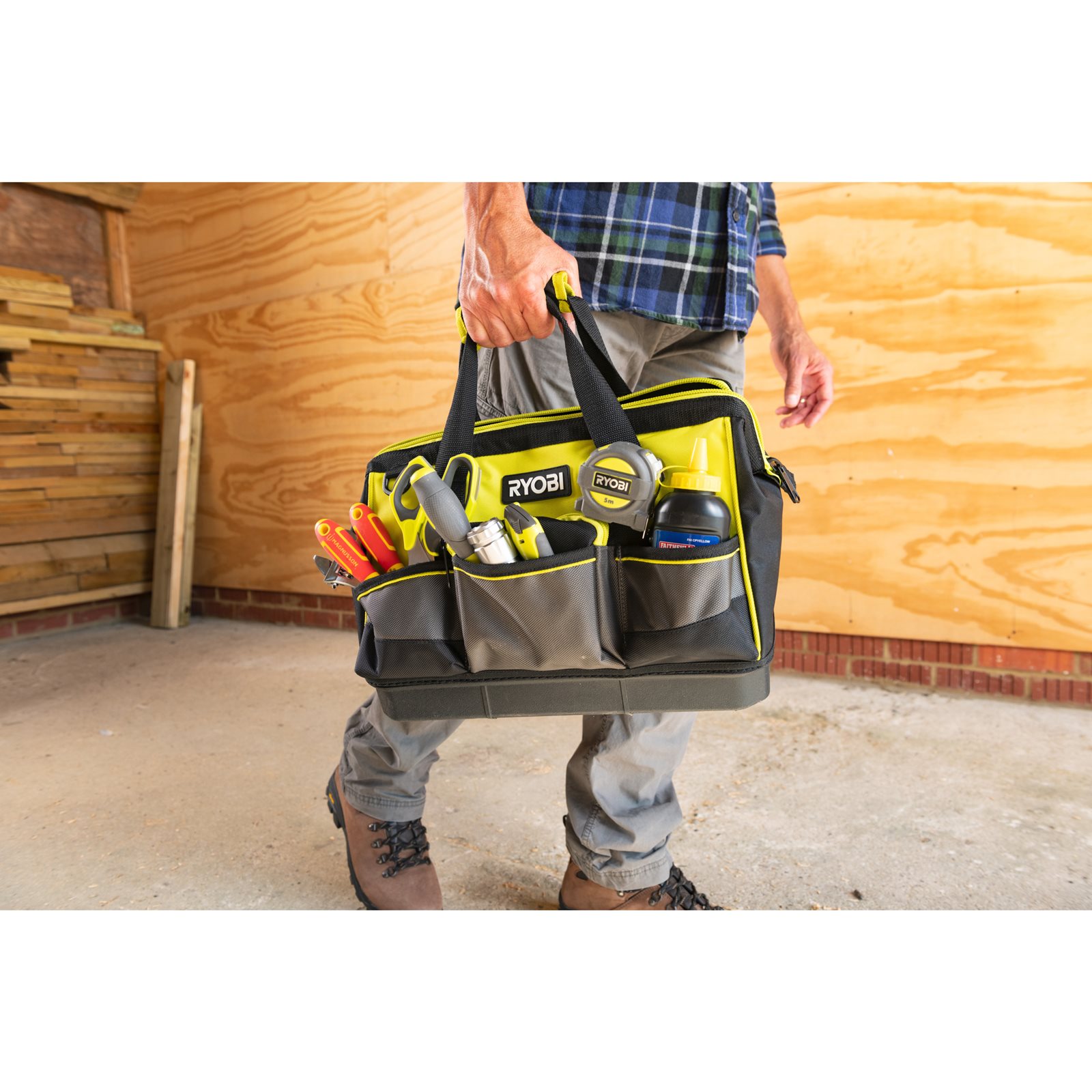 Geantă textilă mică pentru scule 22L Ryobi RSSSTB1 - in utilizare 1