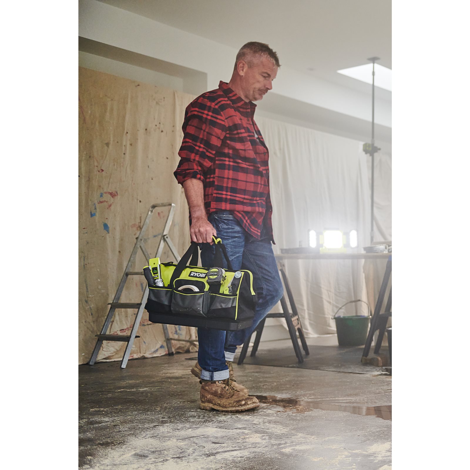 Geantă textilă mică pentru scule 22L Ryobi RSSSTB1 - in utilizare 2