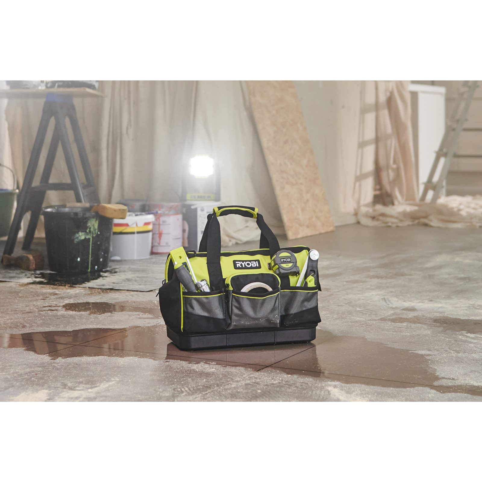 Geantă textilă mică pentru scule 22L Ryobi RSSSTB1 - in utilizare 4