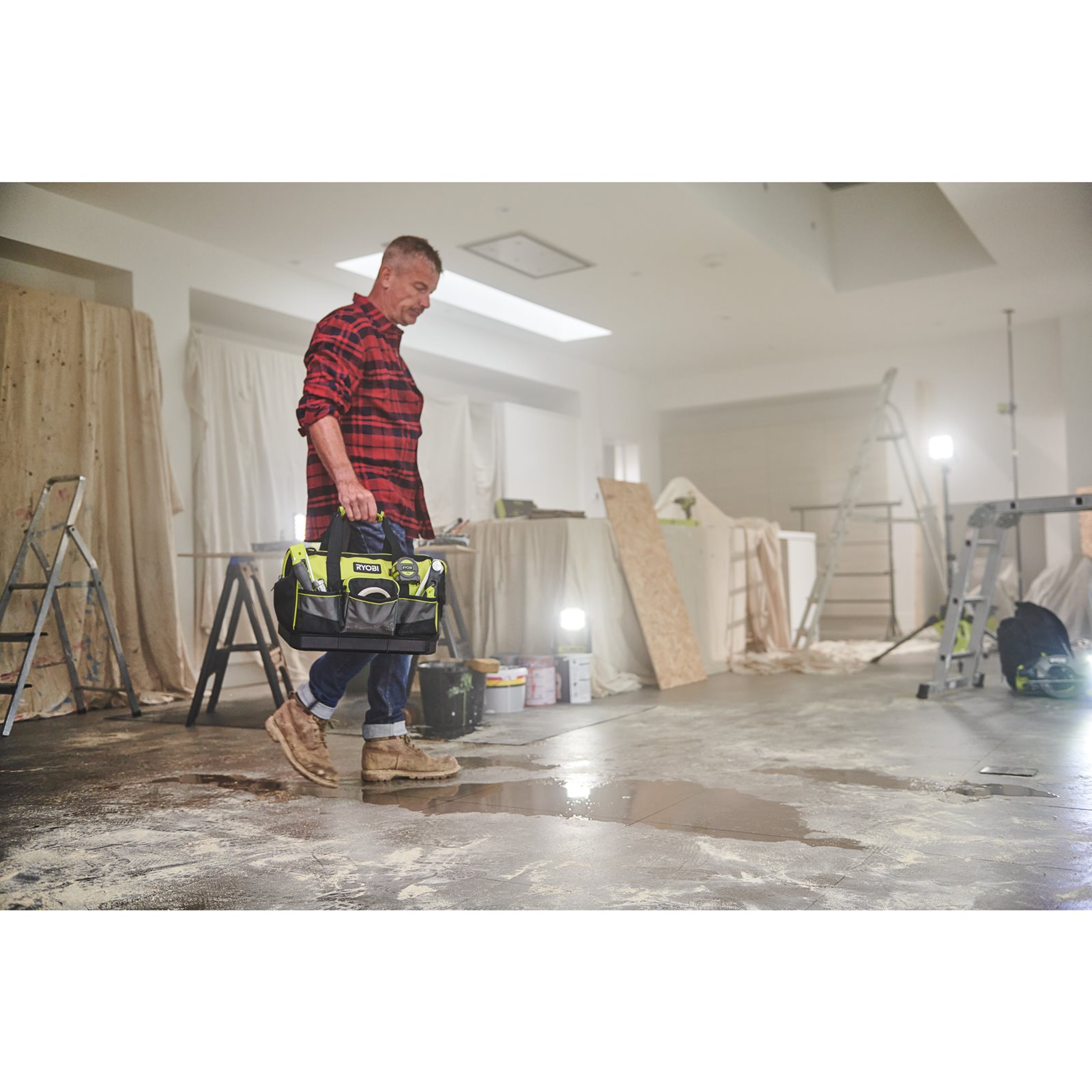 Geantă textilă mică pentru scule 22L Ryobi RSSSTB1 - in utilizare 5