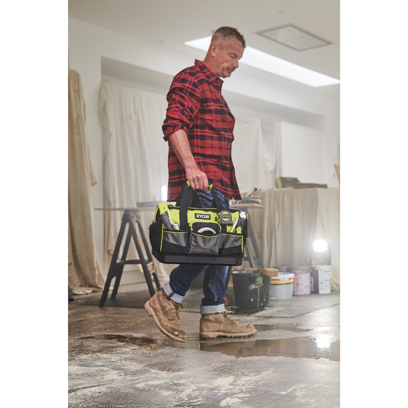 Geantă textilă mică pentru scule 22L Ryobi RSSSTB1 - in utilizare 6