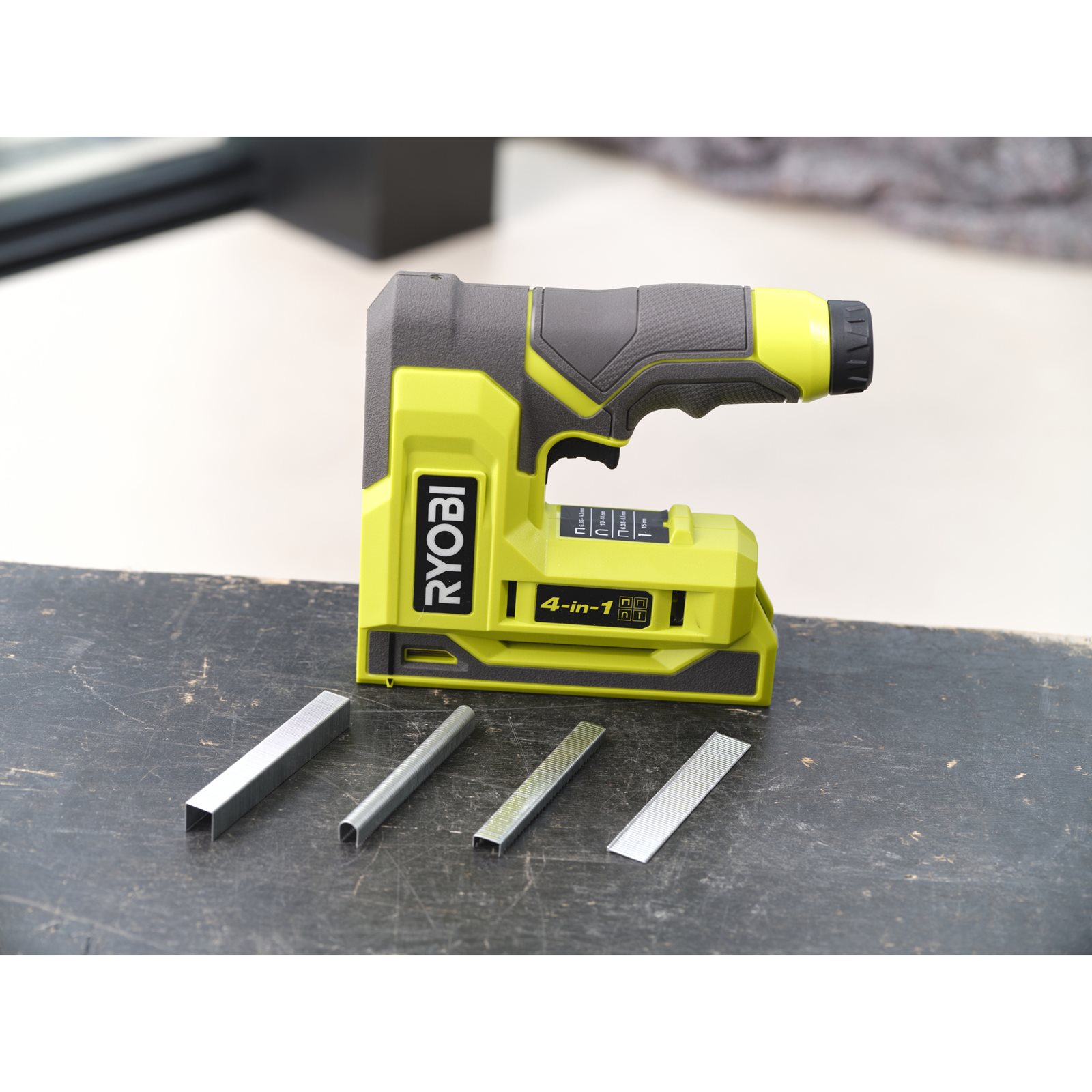 Agrafa USB Lithium 4V Ryobi RST4-0 - in utilizare 1
