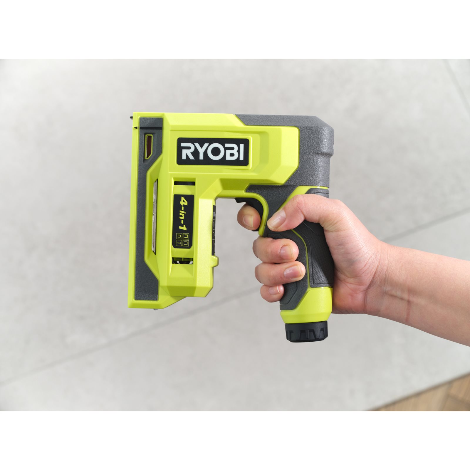 Agrafa USB Lithium 4V Ryobi RST4-0 - in utilizare 2