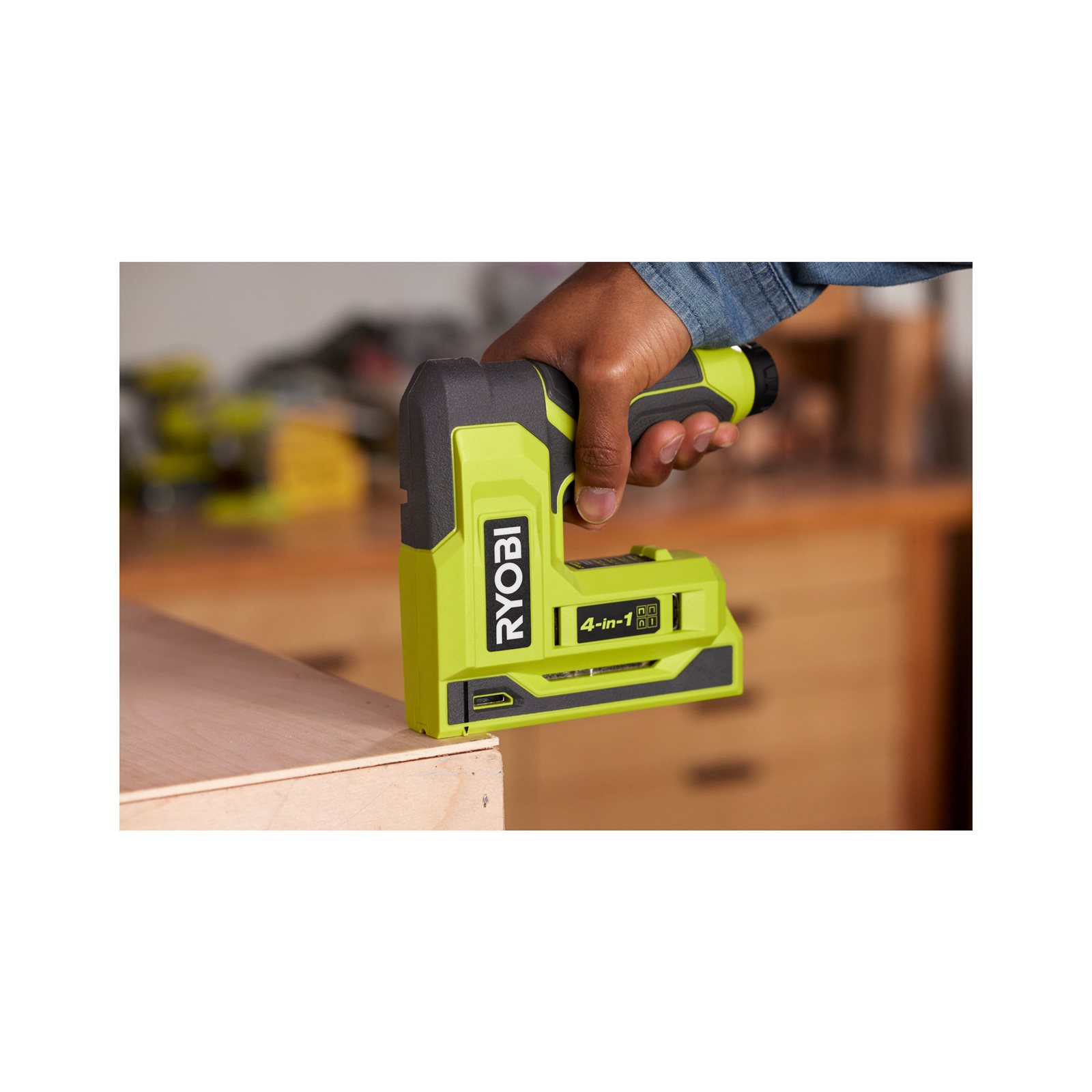 Agrafa USB Lithium 4V Ryobi RST4-0 - in utilizare 3