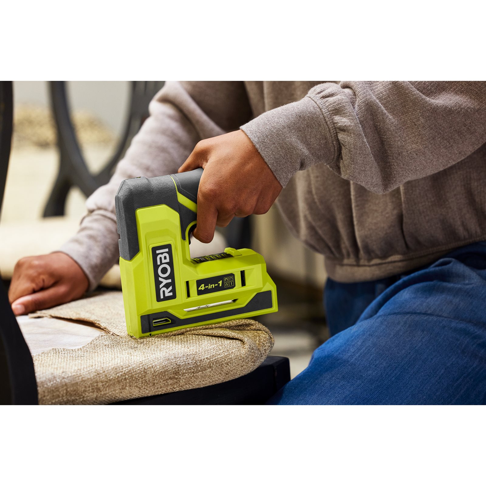 Agrafa USB Lithium 4V Ryobi RST4-0 - in utilizare 4