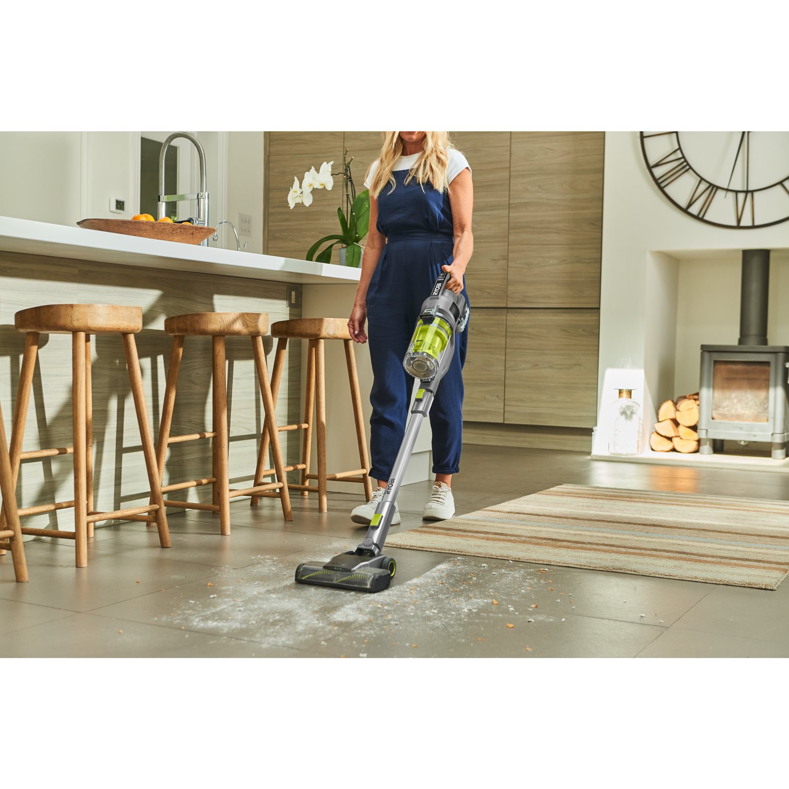 Aspiratoare verticale Ryobi RSVS18-1C20G - in utilizare 2
