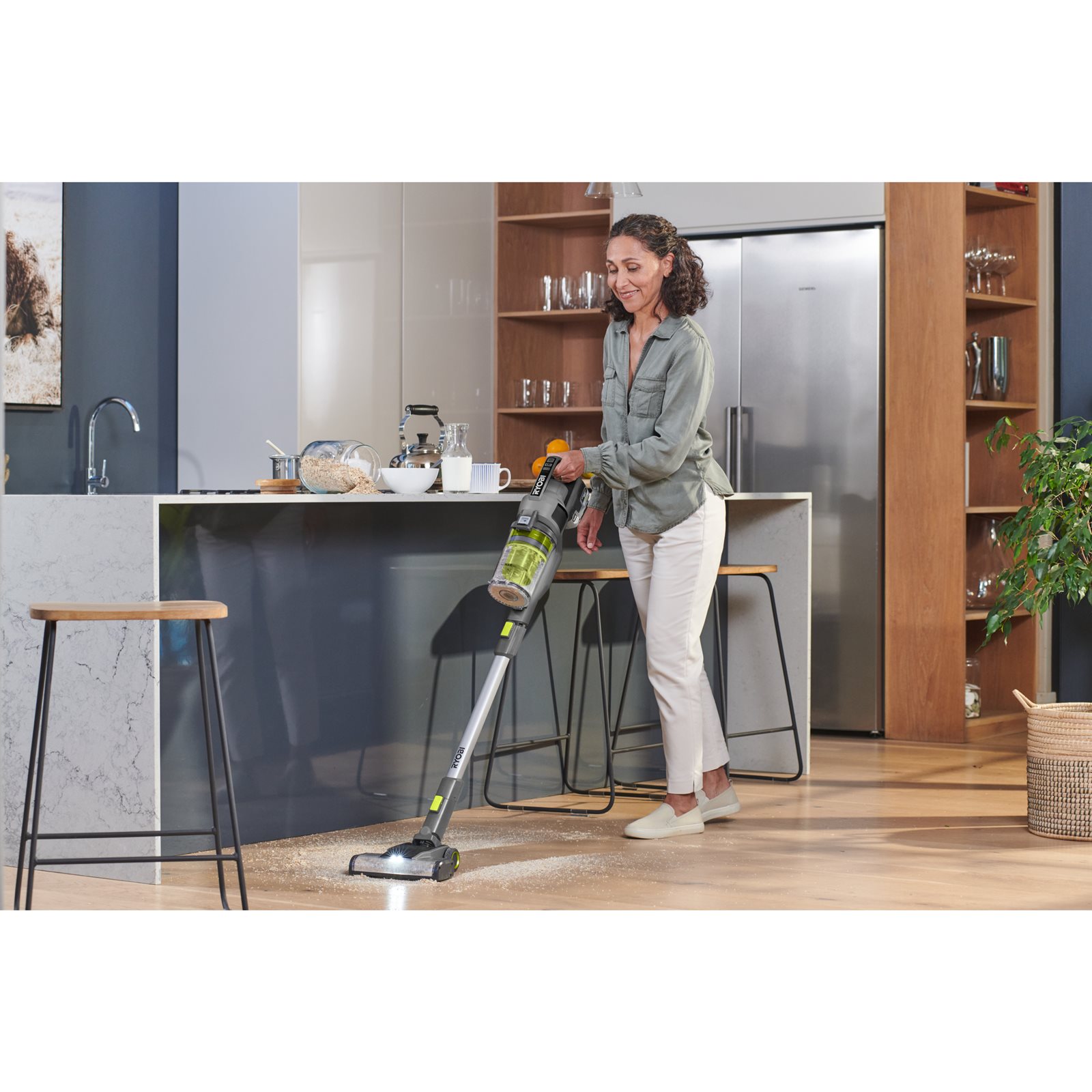 Aspiratoare verticale Ryobi RSVS18-1C20G - in utilizare 3