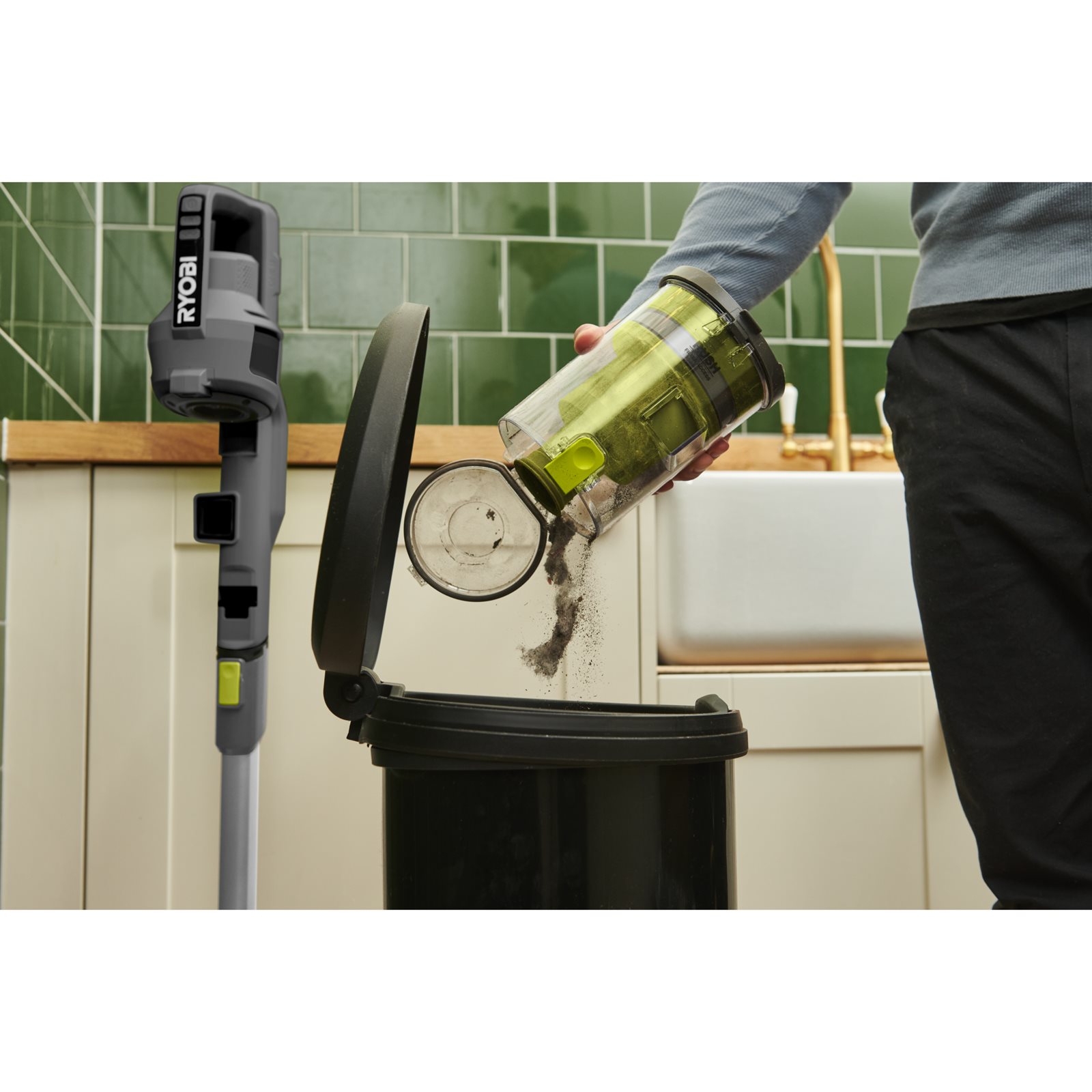 Aspiratoare verticale Ryobi RSVS18-1C20G - in utilizare 6