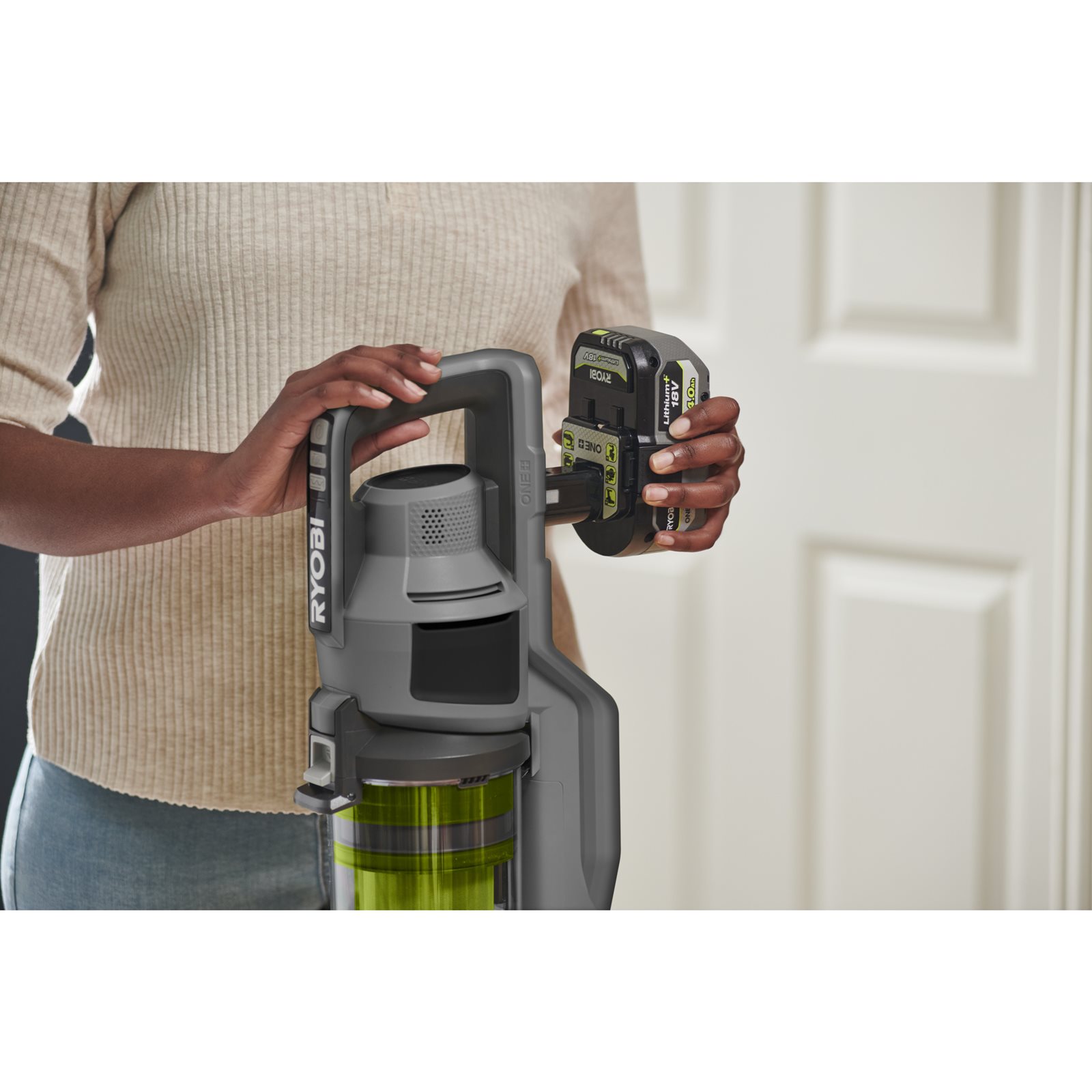 Aspiratoare verticale Ryobi RSVS18-1C20G - in utilizare 7