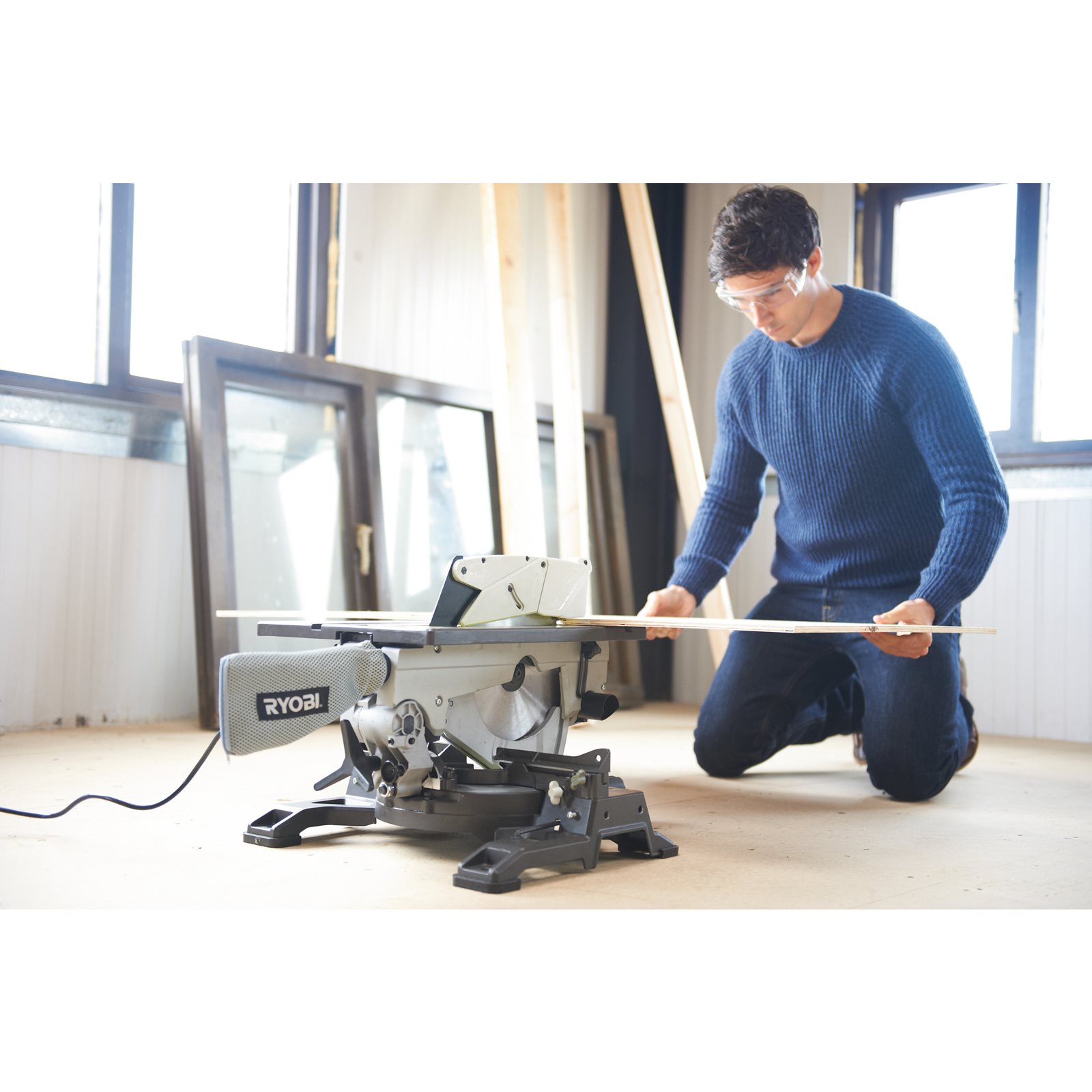 Fierăstrău debitor cu masă pentru tăieri înclinate, 1800 W, pânză de 254 mm Ryobi RTMS1800-G - in utilizare 1