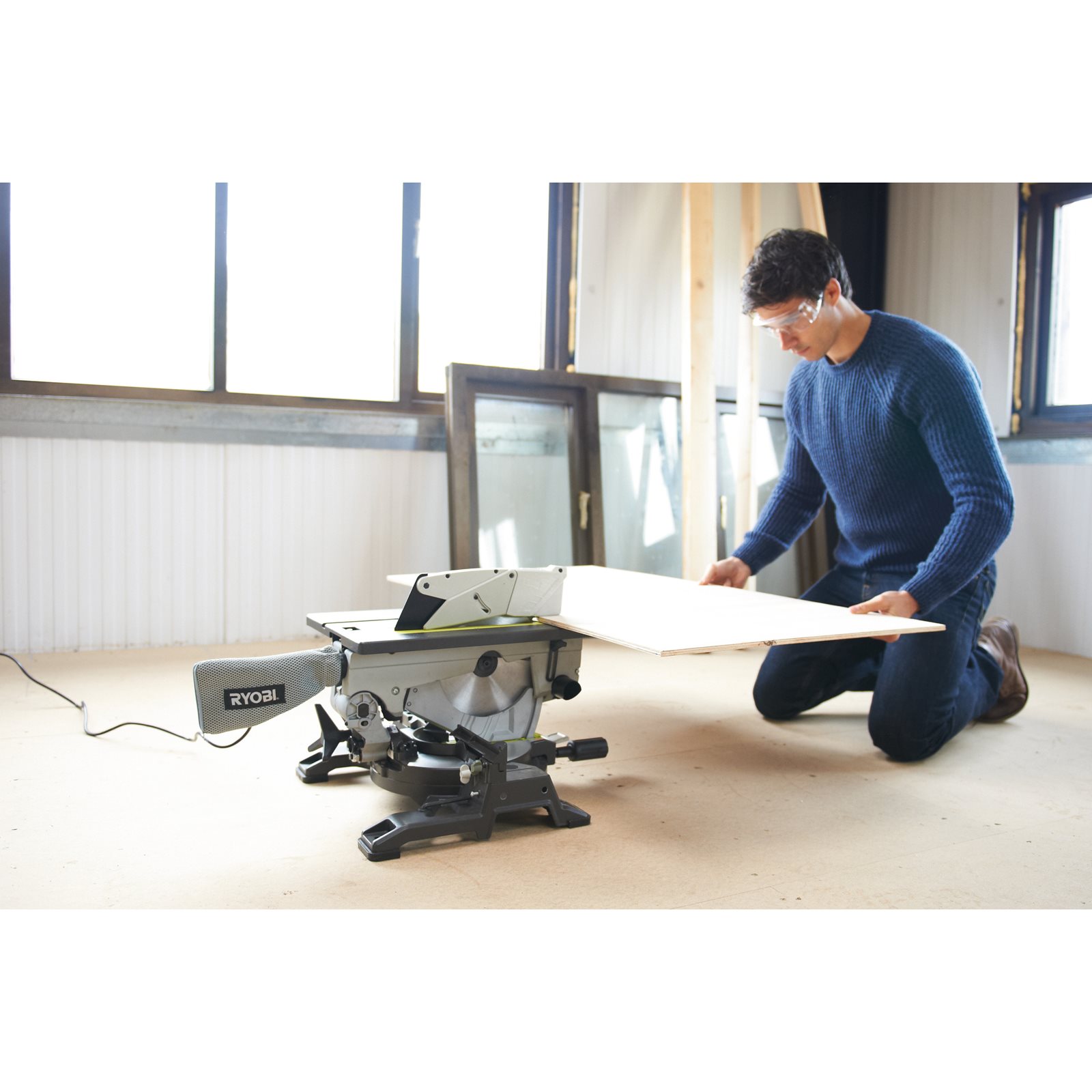 Fierăstrău debitor cu masă pentru tăieri înclinate, 1800 W, pânză de 254 mm Ryobi RTMS1800-G - in utilizare 2