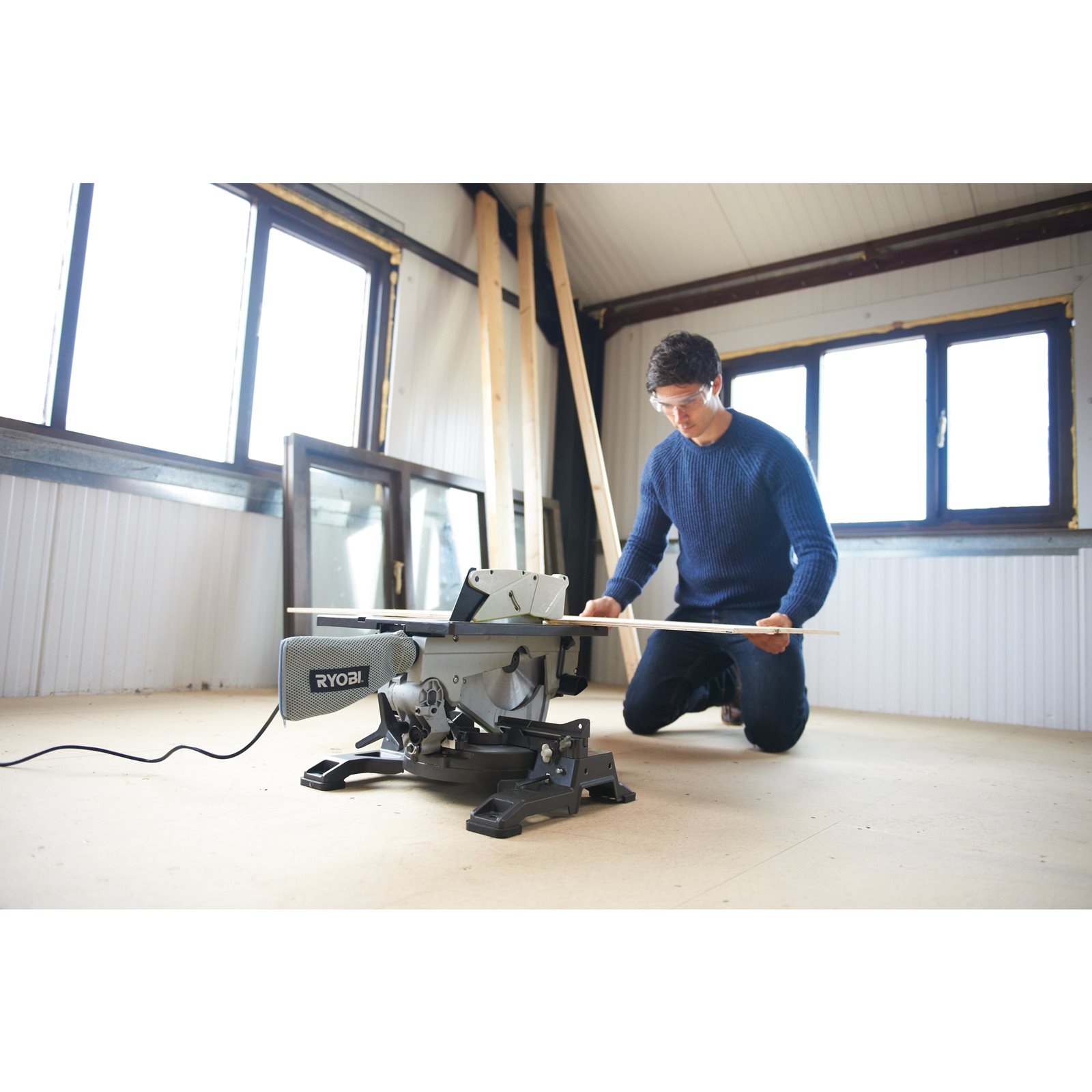 Fierăstrău debitor cu masă pentru tăieri înclinate, 1800 W, pânză de 254 mm Ryobi RTMS1800-G - in utilizare 3