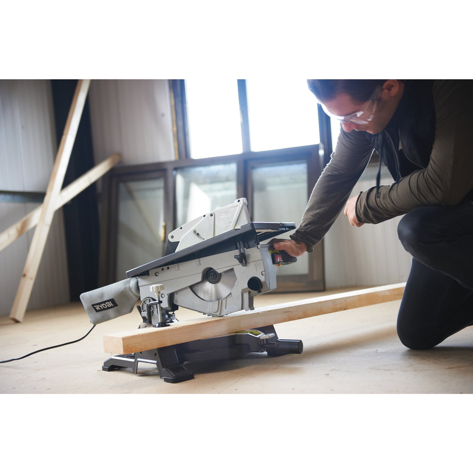 Fierăstrău debitor cu masă pentru tăieri înclinate, 1800 W, pânză de 254 mm Ryobi RTMS1800-G - in utilizare 4