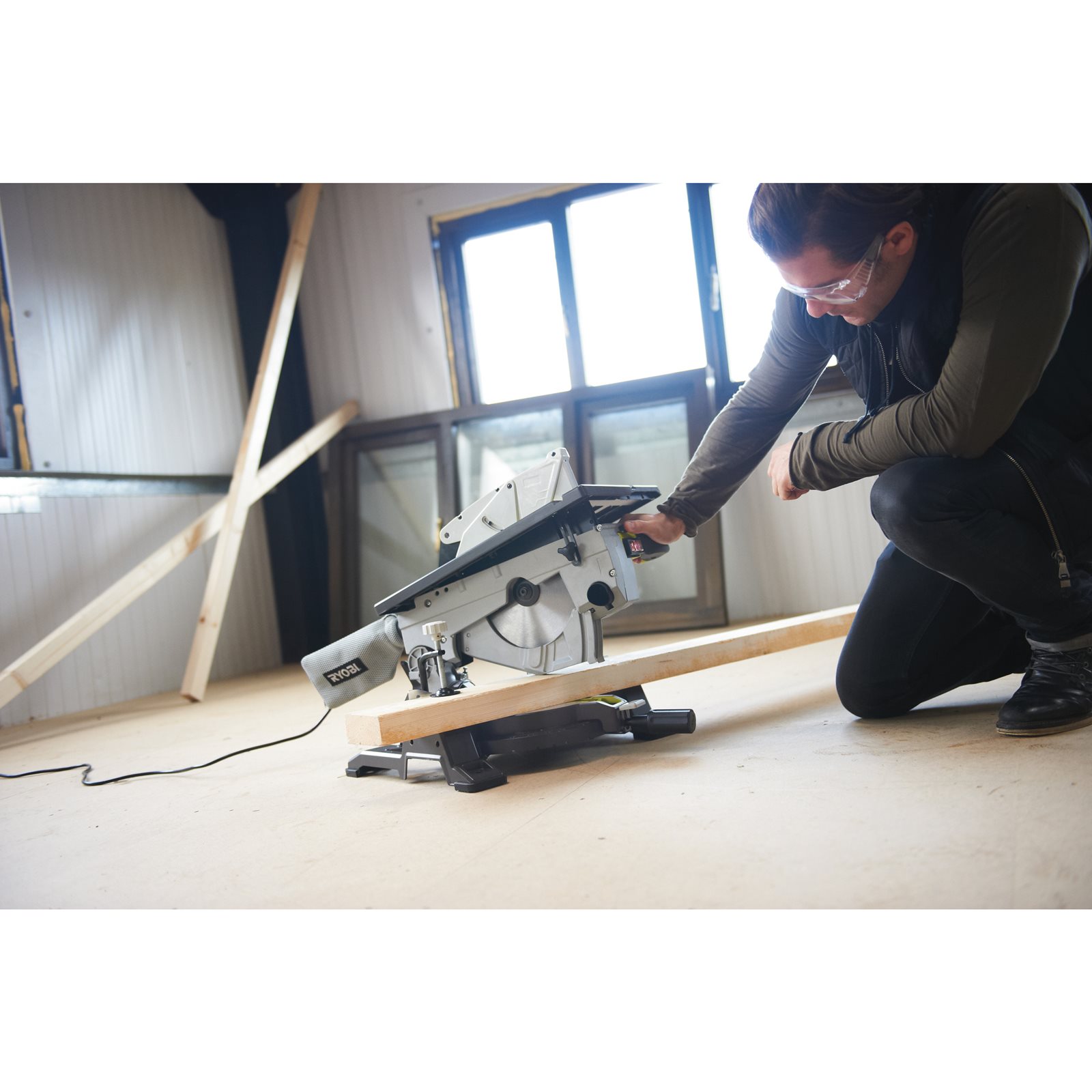 Fierăstrău debitor cu masă pentru tăieri înclinate, 1800 W, pânză de 254 mm Ryobi RTMS1800-G - in utilizare 5