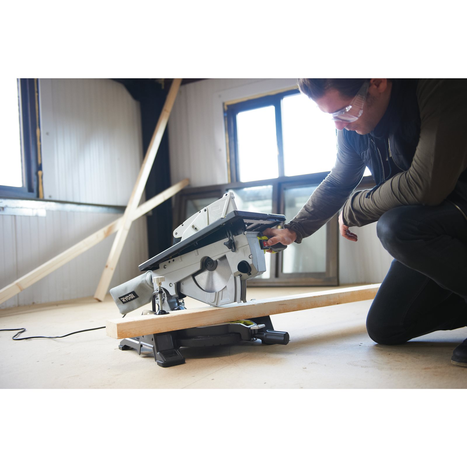 Fierăstrău debitor cu masă pentru tăieri înclinate, 1800 W, pânză de 254 mm Ryobi RTMS1800-G - in utilizare 6